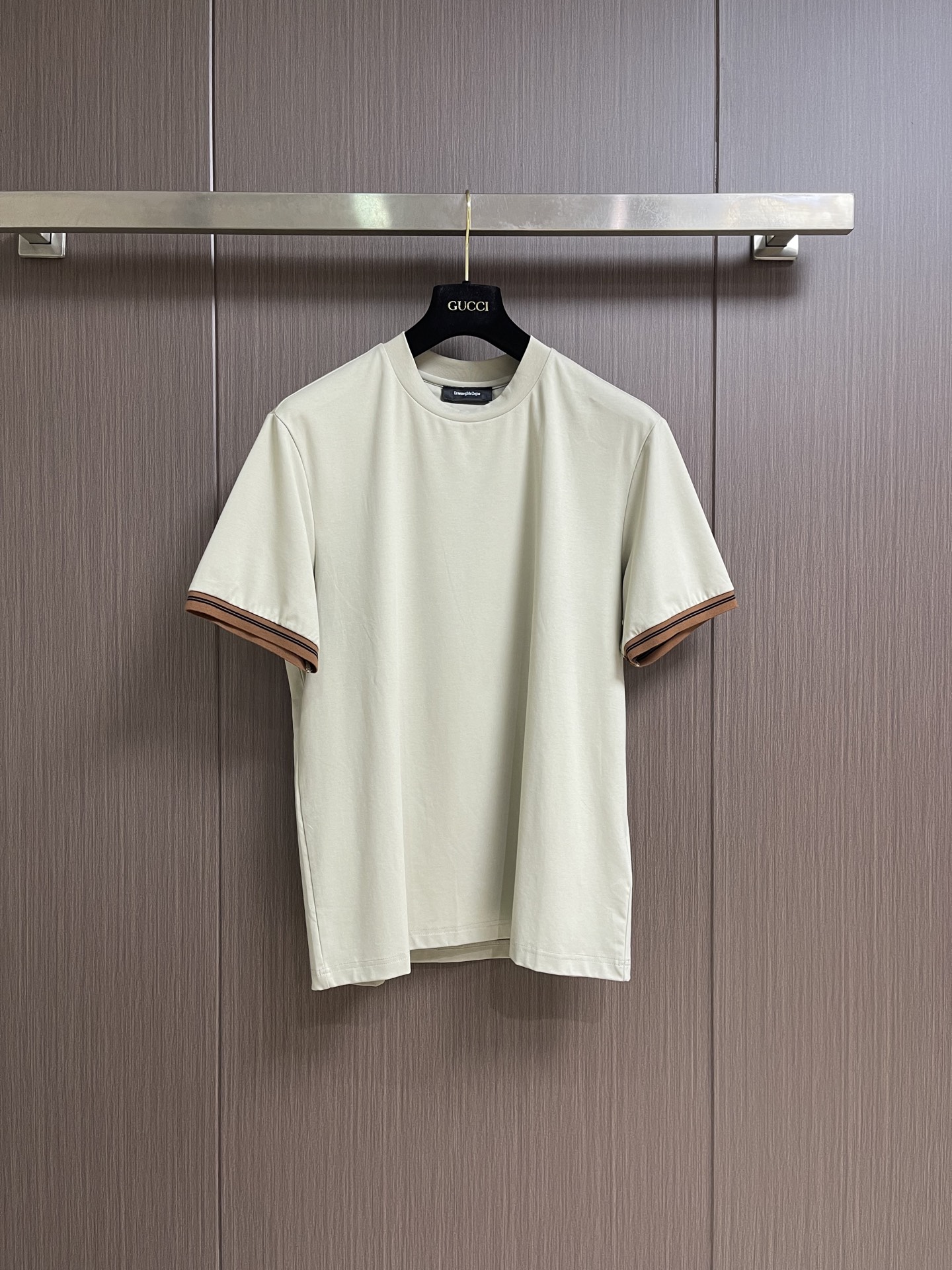 NO:914587,Zegna double-ply mercerized cotton short-sleeved T-shirt with back logo, customized mercerized, premium fabric, excellent skin-friendliness, perfect details, slim fit on the upper body, brand logo embellishment on the back. Sizes M-5XL M size bust 106 shoulder width 46.8 length 68.5 L size bust 110 shoulder width 48 length 70  XXL size bust 118 shoulder width 50.4 length 73 3XL size bust 122 shoulder width 51.6 length 74 4XL size bust 126 shoulder width 52.8 length 75 5XL size bust 130 shoulder width 54 length 76, T-shirt, tees, t-shirt,19860909Zegna 双股丝光棉后背标识短袖T恤,定制丝光、特级面料,亲肤性绝佳,细节极致完美,上身效果修身贴肤,后背品牌标识点缀.尺码M-5XL M码 胸围106 肩宽46.8 衣长68.5 L码胸围110 肩宽48 衣长70 XL码 胸围114 肩宽49.2衣长71.5 XXL码 胸围118 肩宽50.4衣长73 3XL码 胸围122 肩宽51.6衣长74 4XL码 胸围126 肩宽52.8 衣长75 5XL码 胸围130 肩宽54 衣长76,,T-shirt,tees，t-shirt,,Men's clothing
