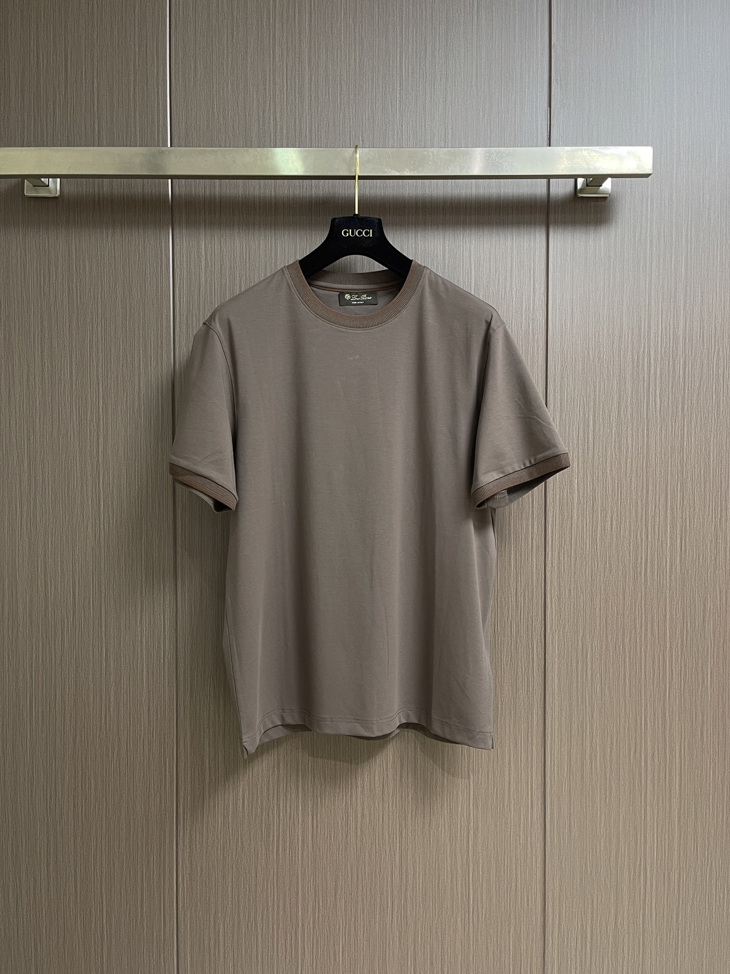 NO:914589,LP loro piana double-strand mercerized cotton short-sleeved T-shirt with logo on the back, custom-made mercerized, premium fabric, excellent skin-friendliness, extremely perfect details, slim-fitting upper body effect, brand logo embroidery embellishment. Sizes M-5XL M size bust 106 shoulder width 46.8 length 68.5 L size bust 110 shoulder width 48 length 70 XL size chest 114  Shoulder width 49.2 Length 71.5 XXL Bust 118 Shoulder width 50.4 Length 73 3XL Bust 122 Shoulder width 51.6 Length 74 4XL Bust 126 Shoulder width 52.8 Length 75 5XL Bust 130 Shoulder width 54 Length 76,,loro piana,loro  piana,T-shirt,tees,t-shirt,19860909LP loro piana 双股丝光棉后背标识短袖T恤,定制丝光、特级面料,亲肤性绝佳,细节极致完美,上身效果修身贴肤,品牌标识刺绣点缀.尺码M-5XL M码 胸围106 肩宽46.8 衣长68.5 L码胸围110 肩宽48 衣长70 XL码 胸围114 肩宽49.2衣长71.5 XXL码 胸围118 肩宽50.4衣长73 3XL码 胸围122 肩宽51.6衣长74 4XL码 胸围126 肩宽52.8 衣长75 5XL码 胸围130 肩宽54 衣长76,,loro piana,loro piana,T-shirt,tees，t-shirt,,Men's clothing
