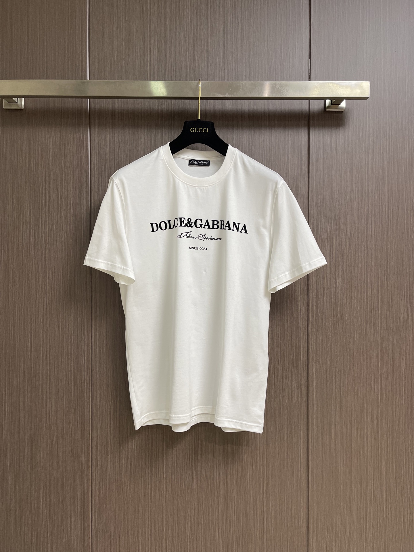 NO:950663,Dolce Gabbana DG 2026ss new summer short-sleeved T-shirt with printed logo 2026SS spring and summer series. Customized pure cotton fabric, logo printing on the chest, the first choice for casual outings!  Basic and regular solid color round neck cut, suitable for daily wear alone or as an inner layer. Sizes S-XXL, Dolce&Gabbana, T-shirt, tees, t-shirt,19860909Dolce Gabbana DG 2026ss夏季新款印花logo标识短袖T恤2026SS春夏系列.定制纯棉面料,胸前logo印花,休闲出街首选款！基础常规的纯色圆领版型剪裁,日常单穿内搭皆宜.尺码S-XXL,,Dolce&Gabbana,T-shirt,tees，t-shirt,,Men's clothing