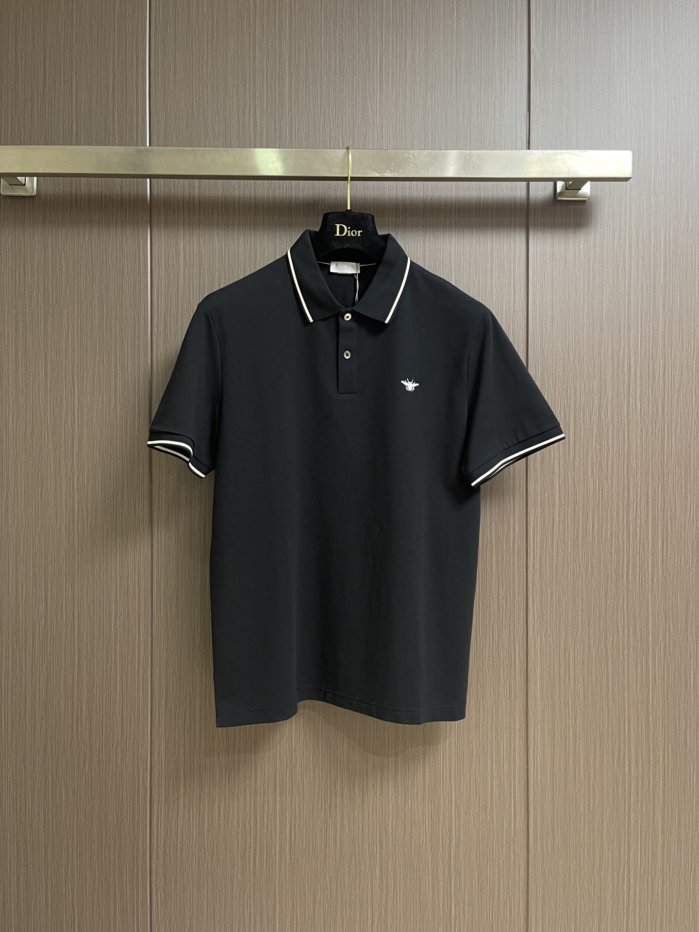 NO:950721,Dior 2026SS early spring new arrival lapel short-sleeved polo, classic, handsome and fashionable, with exquisite bee embroidered logo on the chest, simple and versatile. The high-end fabric is not only crisp and maintains the trendy silhouette, but also comfortable to wear, and the yarn is more delicate. Sizes M-3XL, dior, T-shirt,19860909Dior 2026SS早春新品翻领短袖polo,经典帅气时尚,胸前精致小蜜蜂刺绣logo,简约百搭款.高档面料 不仅挺括,保持潮流的廓形,又穿着舒适,纱织更细腻.尺码M-3XL,,dior,T-shirt,,Men's clothing
