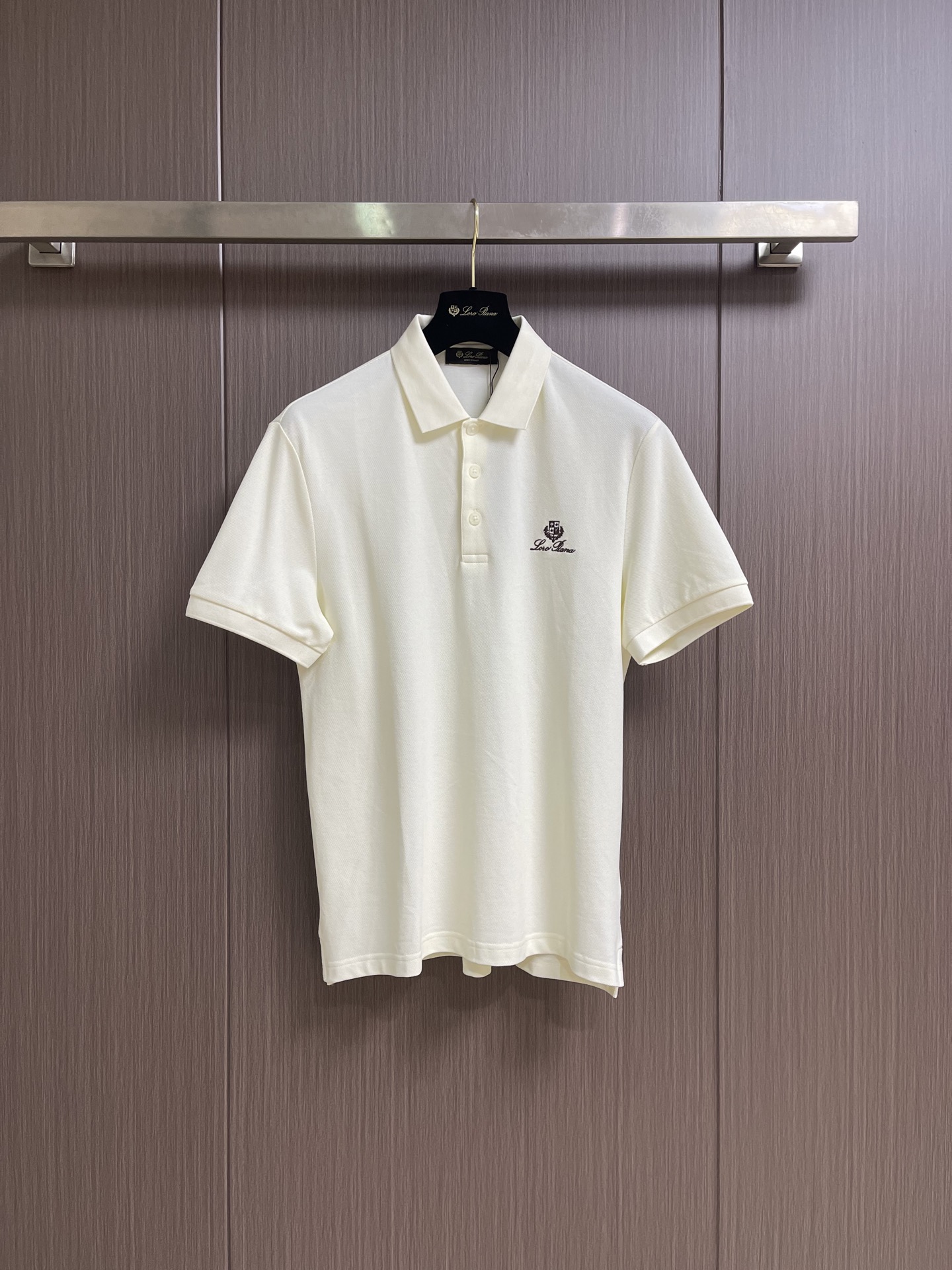 NO:950732,LP Loro Piana logo embroidered short-sleeved Polo shirt. Customized mulberry silk blended static texture sheer pique fabric. Excellent texture. Comfortable and close to the skin. A touch of beige color quietly spreads over the clothes. Gentle background gifted by nature. Loro Piana logo embroidery is embellished on the chest. The invisible aristocratic coat of arms is carved. There is no need to show off. Presence is authority. Only neat tailoring and precise details outline the design philosophy that high-end comes from order and interpret effortless high-end.  Adopting imported machine embroidery technology and using advanced computer control systems and precision mechanical components to achieve Loro Piana logo embroidery operations with high precision and smooth and delicate lines. The fabrics have been sand washed for better hand feel and texture. Not easy to deform, not easy to shrink, not easy to fade, and maintain long-term beauty. Sizes M-3XL,, loro piana, loro piana, T-shirt,19860909LP Loro Piana 标识刺绣短袖Polo衫 定制桑蚕丝混纺静纹透感珠地料 质感卓越 舒适贴肤 一抹米杏色悄然漫过衣袂 自然馈赠的温柔底色 Loro Piana 标识刺绣点缀于胸前 雕琢隐形的贵族纹章 无需张扬 存在即是权威 仅以利落的剪裁与精准的细节 勾勒出高级感源于秩序的设计哲学 演绎不费力的高级感 采用进口机刺绣工艺 使用先进的计算机控制系统和精密的机械部件 实现Loro Piana标志刺绣作业 精度高 线条流畅而细腻 面料都经过砂洗 手感质感更佳 不易变形 不易缩水 不易褪色 保持长久的美观.尺码M-3XL,,loro piana,loro piana,T-shirt,,Men's clothing