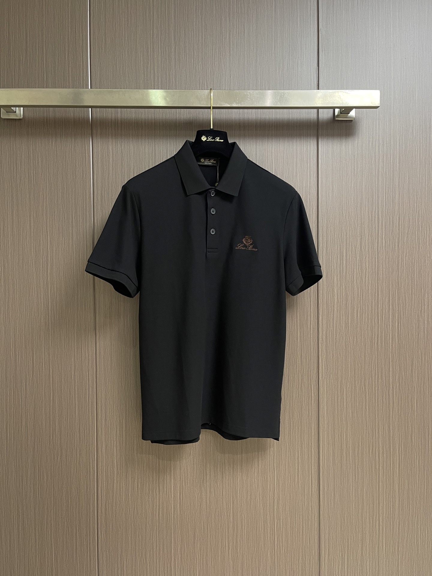NO:950743,LP Loro Piana logo embroidered short-sleeved Polo shirt. Customized mulberry silk blended static texture sheer pique fabric. Excellent texture. Comfortable and close to the skin. A touch of beige color quietly spreads over the clothes. Gentle background gifted by nature. Loro Piana logo embroidery is embellished on the chest. The invisible aristocratic coat of arms is carved. There is no need to show off. Presence is authority. Only neat tailoring and precise details outline the design philosophy that high-end comes from order and interpret effortless high-end.  Adopting imported machine embroidery technology and using advanced computer control systems and precision mechanical components to achieve Loro Piana logo embroidery operations with high precision and smooth and delicate lines. The fabrics have been sand washed for better hand feel and texture. Not easy to deform, not easy to shrink, not easy to fade, and maintain long-term beauty. Sizes M-3XL,, loro piana, loro piana, T-shirt,19860909LP Loro Piana 标识刺绣短袖Polo衫 定制桑蚕丝混纺静纹透感珠地料 质感卓越 舒适贴肤 一抹米杏色悄然漫过衣袂 自然馈赠的温柔底色 Loro Piana 标识刺绣点缀于胸前 雕琢隐形的贵族纹章 无需张扬 存在即是权威 仅以利落的剪裁与精准的细节 勾勒出高级感源于秩序的设计哲学 演绎不费力的高级感 采用进口机刺绣工艺 使用先进的计算机控制系统和精密的机械部件 实现Loro Piana标志刺绣作业 精度高 线条流畅而细腻 面料都经过砂洗 手感质感更佳 不易变形 不易缩水 不易褪色 保持长久的美观.尺码M-3XL,,loro piana,loro piana,T-shirt,,Men's clothing