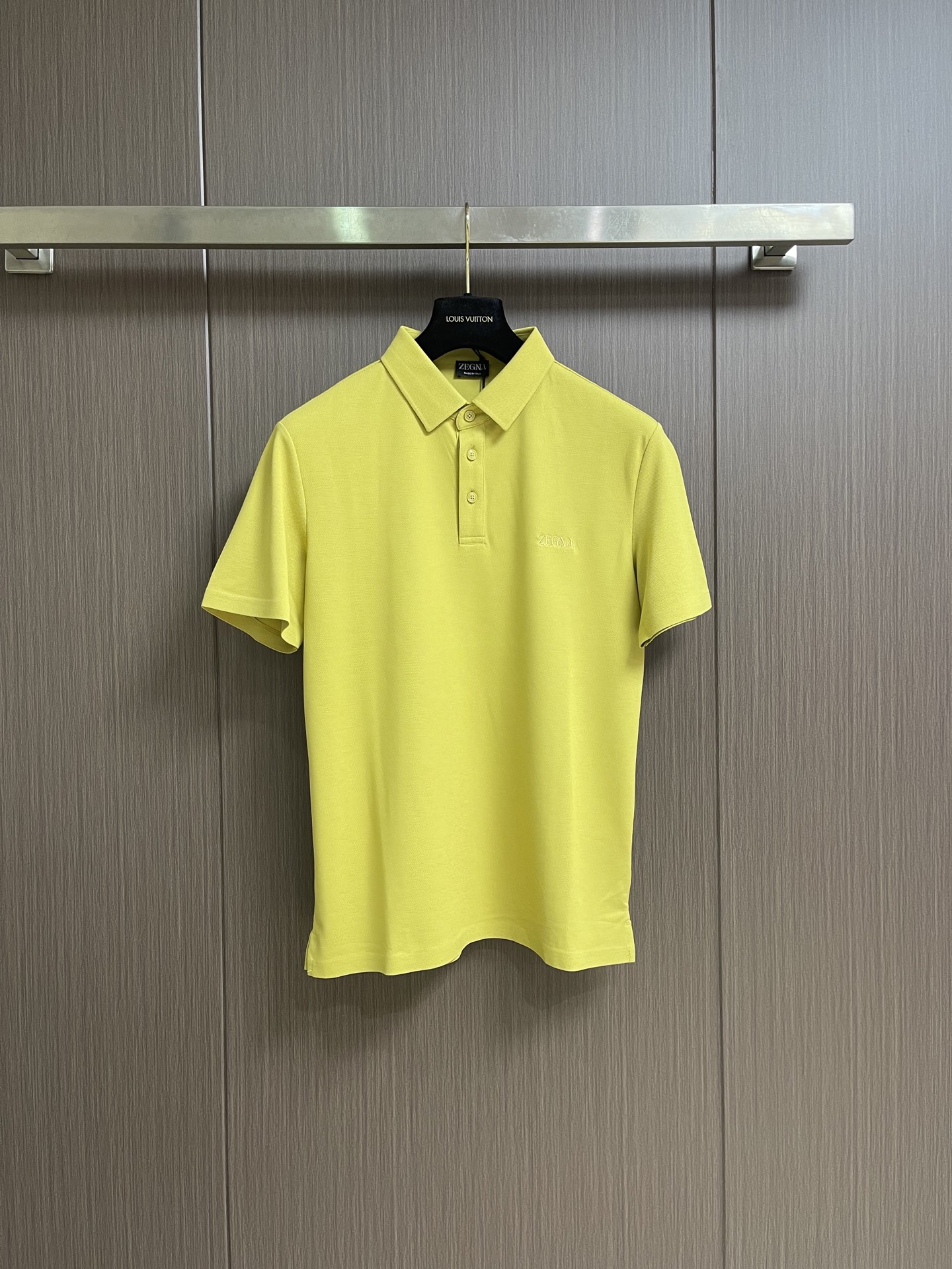 NO:928801,Zegna  2026SS new season cotton Polo shirt. This Polo shirt is made of proprietary Premium cotton fabric. It is elegant, timeless and durable, highlighting the charm of sophisticated casual clothing. The open collar adds a casual atmosphere to the classic short-sleeved silhouette.  The Premium cotton yarn used in this garment is made from only long cotton fibers, which combines strength, softness and durability, and can give a luxurious texture to daily looks. Sizes M-3XL,,miumiu,T-shirt,19860909Zegna 2026SS当季新款棉质Polo衫,此款Polo衫采用专有的Premium棉质面料制成,优雅隽永,经久耐穿,彰显考究休闲服饰魅力,式开领为经典短袖廓形增添闲适气息,这款服装所用的Premium棉质纱线仅甄选长棉纤维精制而成,兼具强韧度、柔软性和耐用性,能够为日常造型赋予奢华质感.尺码M-3XL,,miumiu,T-shirt,,Men's clothing