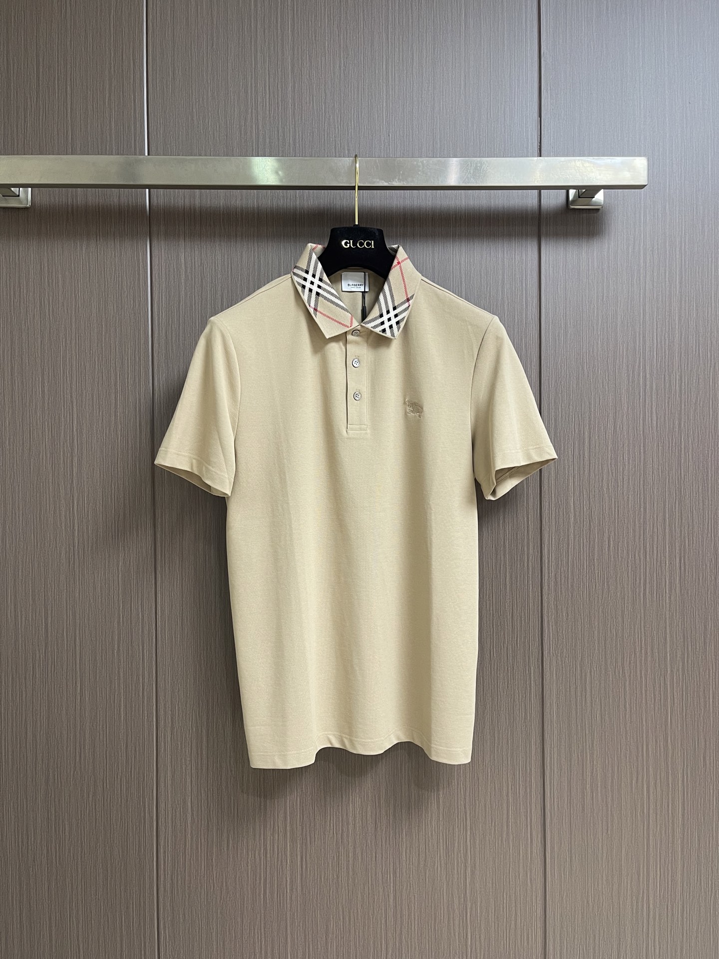 NO:928812,Burberry 2026ss spring and summer new casual plaid collar decorated Polo shirt, exquisite and elegant design, classic Vintage plaid collar is very recognizable, unique contrasting colors add retro charm, making you easily the center of attention. The chest is decorated with the iconic war horse knight logo embroidery, made with delicate stitching, full of British style, every detail highlights the brand  heritage! High-quality cotton pique mesh fabric, the fabric is light and soft, and its moisture-wicking properties double the breathability. It is refreshing and comfortable to wear in summer, and it is completely OK for outdoor activities or daily commuting. The simple solid color base with classic plaid element details reveals a sense of luxury in a low-key manner. The silhouette is slim and neat. It can be easily worn with suit trousers in business situations or jeans in casual wear, showing versatile charm. Sizes M-3XL, burberry, versace, jeans, business suit,19860909Burberry 2026ss春夏新款休闲格纹领口装饰Polo衫,设计精致大方,经典Vintage格纹领口超有辨识度,独特的撞色增添复古韵味,让你轻松成为焦点.胸前装饰着标志性战马骑士徽标刺绣,采用细腻针法打造,英伦风满满,每一处细节都彰显品牌 heritage!高品质棉质珠地网眼布,面料轻盈柔软,吸湿排汗特性让透气感加倍,夏天穿起来清爽又舒适,户外活动或日常通勤都完全OK.简约纯色基底搭配经典格纹元素细节,低调中透露奢华感,版型修身利落,商务场合搭配西装裤或休闲时配牛仔裤,都能轻松驾驭,展现 versatile 魅力.尺码M-3XL,,burberry,versace,jeans,business suit,,Men's clothing