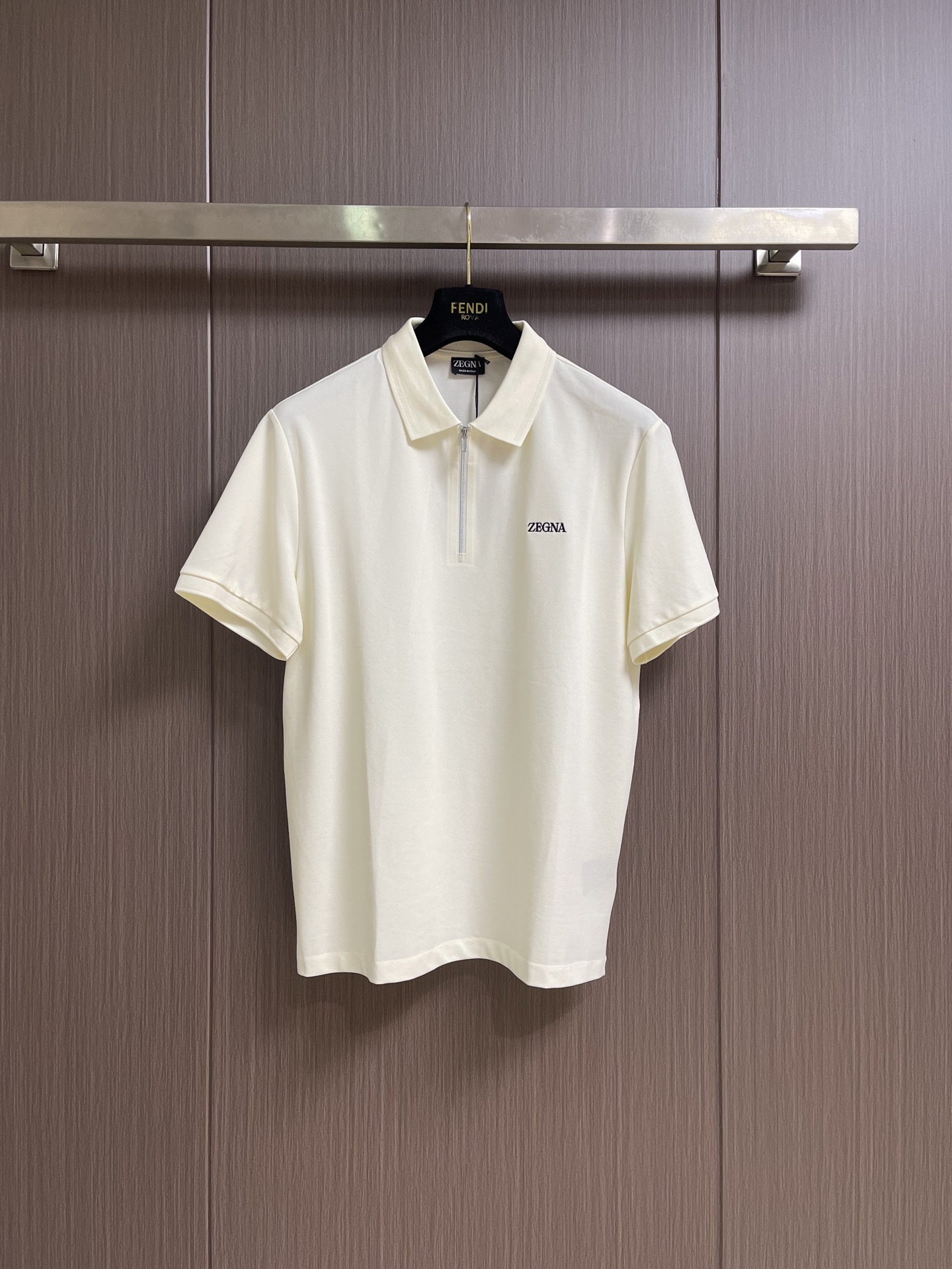 NO:928883,zegna half-zip short-sleeved POLO, simple yet stylish. This short-sleeved POLO outlines a fashionable silhouette with a unique half-zipper. With a neat zipper, the details are full of ingenuity. The upper body is cool, breathable and not stuffy. Whether it is worn for a casual stroll on the street or for a semi-formal occasion, it can be easily worn, adding elegance and calmness to you. Size M-3XL,, T-shirt,19860909zegna 半拉链短袖POLO,简约而不失格调,这款短袖POLO,以独特半拉链勾勒时尚轮廓.搭配利落拉链,细节之处尽显匠心.上身凉爽透气不闷热,无论搭配休闲漫步街头,还是配以出席半正式场合,它都能轻松驾驭,为你增添一份优雅与从容. 尺码M-3XL,,T-shirt,,Men's clothing