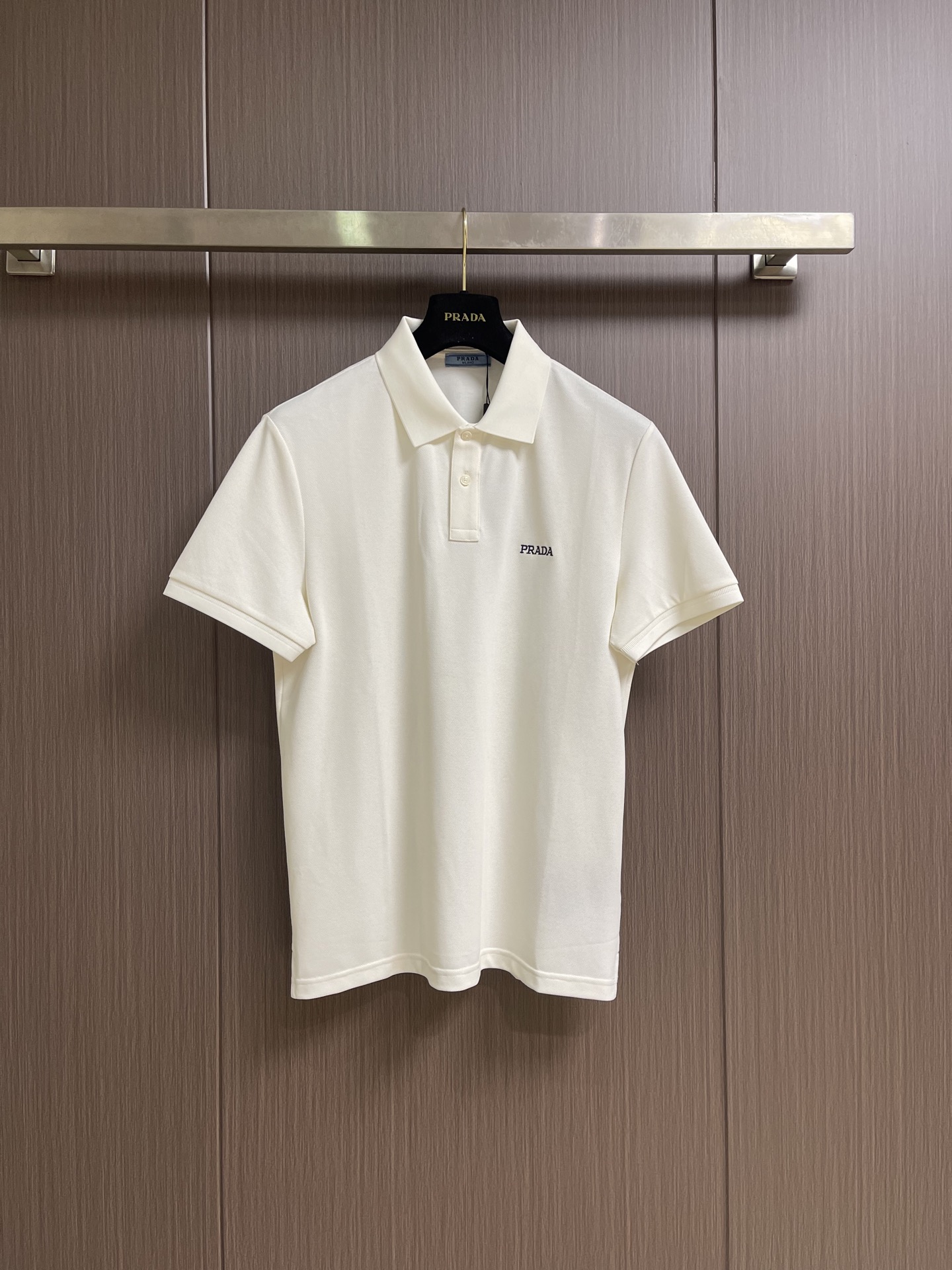 NO:928831,Prada logo embroidered short-sleeved polo shirt, classic cut with a unique simple logo presented in contrasting colors, introduces a new way of expression for the brand, balancing craftsmanship and modernity between low-key and personality, reflecting the brand's elegant and harmonious power. Slim fit, rib knitted cuff trim, mother-of-pearl buttons. Sizes M-3XL, prada, T-shirt,19860909Prada 徽标刺绣短袖polo衫,经典剪裁以撞色呈现的独特简约徽标,为品牌引入一种新的表达方式,在低调与个性之间平衡结合工艺与现代性,体现品牌优雅的和谐力量.修身版型,罗纹针织袖口饰边,珍珠母贝纽扣.尺码M-3XL,,prada,T-shirt,,Men's clothing