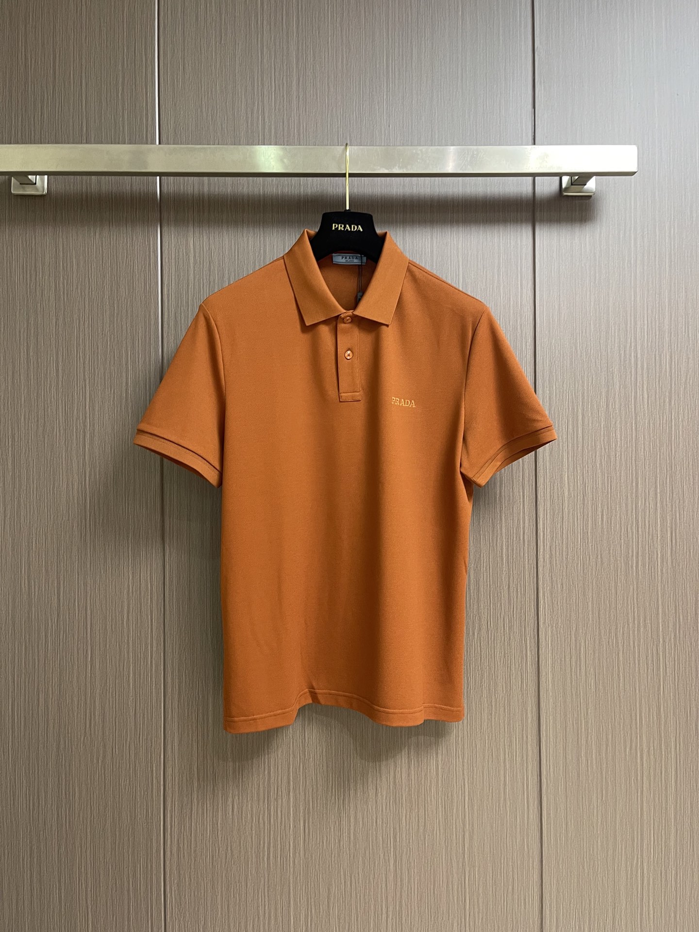 NO:928841,Prada logo embroidered short-sleeved polo shirt, classic cut with a unique simple logo presented in contrasting colors, introduces a new way of expression for the brand, balancing craftsmanship and modernity between low-key and personality, reflecting the brand's elegant and harmonious power. Slim fit, rib knitted cuff trim, mother-of-pearl buttons. Sizes M-3XL, prada, T-shirt,19860909Prada 徽标刺绣短袖polo衫,经典剪裁以撞色呈现的独特简约徽标,为品牌引入一种新的表达方式,在低调与个性之间平衡结合工艺与现代性,体现品牌优雅的和谐力量.修身版型,罗纹针织袖口饰边,珍珠母贝纽扣.尺码M-3XL,,prada,T-shirt,,Men's clothing