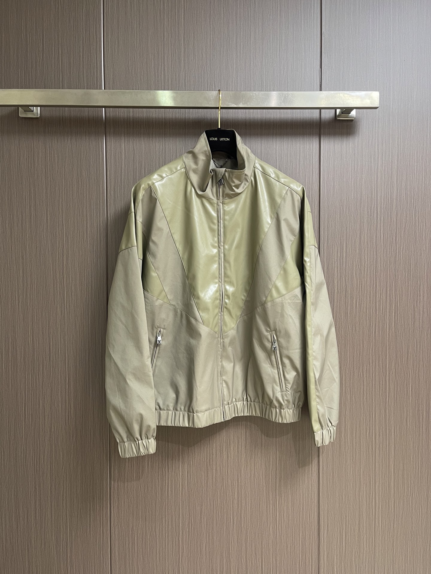 NO:928851,LV 2026SS hollow Monogram leather stand-up collar jacket. The leather in the V-shaped area adopts the custom hollowed-out LV concealed labeling process. The hardware zipper is molded separately and the LV logo is die-cast. The depth of the leather label imprinting on the back is strictly aligned; the stitch spacing and elastic band elasticity are all adjusted to the original factory standards. Size 46-52 46 yards. Length 67. Chest 122. Shoulder width 58. 48 yards. Length.  68.5 Bust 126 Shoulder width 59 Size 50 Dress length 70 Bust 130 Shoulder width 60 Size 52 Dress length 71.5 Bust 134 Shoulder width 61,,louis vuitton,jackets & coats,jackets & coats,19860909LV 2026SS镂空Monogram拼皮立领夹克外套,V形区域皮质采用定制镂空LV暗标工艺,和原版一致五金拉链单独开模压铸LV标识,后背皮标压印深度严格对标；针脚间距、松紧带弹力全部原厂标准调试.尺码46-52 46码 衣长 67　胸围 122　 肩宽 58　 48码 衣长 68.5　胸围 126　 肩宽 59　 50码 衣长 70　胸围 130　 肩宽 60　 52码 衣长 71.5　 胸围 134　 肩宽 61,,louis vuitton,jackets & coats,jackets & coats,,Men's clothing