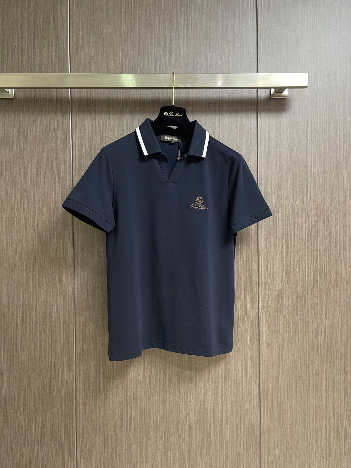 NO:928861,LP Loro Piana logo embroidered short-sleeved Polo shirt. Customized mulberry silk blended static texture sheer pique fabric. Excellent texture. Comfortable and close to the skin. A touch of beige color quietly spreads over the clothes. Gentle background given by nature. Loro Piana logo embroidery is embellished on the chest. The invisible aristocratic coat of arms is carved. There is no need to show off. Presence is authority. Only neat tailoring and precise details outline the design philosophy that high-end comes from order and interpret effortless high-end.  Imported machine embroidery technology is used, advanced computer control systems and precision mechanical components are used to achieve Loro Piana logo embroidery operations with high precision and smooth and delicate lines. The fabrics have been sand washed for better hand feel and texture. It is not easy to deform, not easy to shrink, not easy to fade, and maintains long-term beauty. Size M-3XL,, loro piana, loro piana, T-shirt,19860909LP Loro Piana 标识刺绣短袖Polo衫 定制桑蚕丝混纺静纹透感珠地料 质感卓越 舒适贴肤 一抹米杏色悄然漫过衣袂 自然馈赠的温柔底色 Loro Piana 标识刺绣点缀于胸前 雕琢隐形的贵族纹章 无需张扬 存在即是权威 仅以利落的剪裁与精准的细节 勾勒出高级感源于秩序的设计哲学 演绎不费力的高级感 采用进口机刺绣工艺 使用先进的计算机控制系统和精密的机械部件 实现Loro Piana标志刺绣作业 精度高 线条流畅而细腻 面料都经过砂洗 手感质感更佳 不易变形 不易缩水 不易褪色 保持长久的美观.尺码M-3XL,,loro piana,loro piana,T-shirt,,Men's clothing