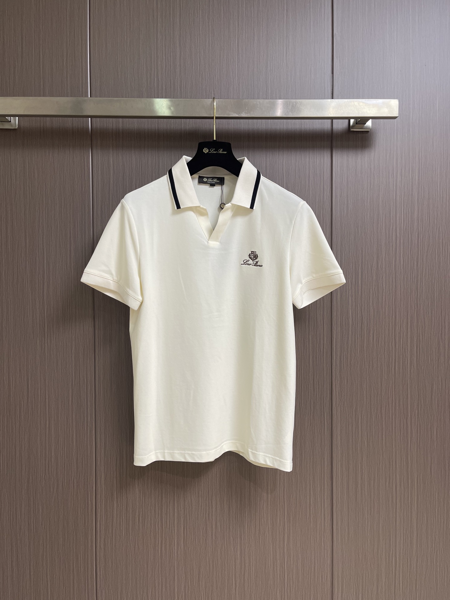 NO:928872,LP Loro Piana logo embroidered short-sleeved Polo shirt. Customized mulberry silk blended static texture sheer pique fabric. Excellent texture. Comfortable and close to the skin. A touch of beige color quietly spreads over the clothes. Gentle background given by nature. Loro Piana logo embroidery is embellished on the chest. The invisible aristocratic coat of arms is carved. There is no need to show off. Presence is authority. Only neat tailoring and precise details outline the design philosophy that high-end comes from order and interpret effortless high-end.  Imported machine embroidery technology is used, advanced computer control systems and precision mechanical components are used to achieve Loro Piana logo embroidery operations with high precision and smooth and delicate lines. The fabrics have been sand washed for better hand feel and texture. It is not easy to deform, not easy to shrink, not easy to fade, and maintains long-term beauty. Size M-3XL,, loro piana, loro piana, T-shirt,19860909LP Loro Piana 标识刺绣短袖Polo衫 定制桑蚕丝混纺静纹透感珠地料 质感卓越 舒适贴肤 一抹米杏色悄然漫过衣袂 自然馈赠的温柔底色 Loro Piana 标识刺绣点缀于胸前 雕琢隐形的贵族纹章 无需张扬 存在即是权威 仅以利落的剪裁与精准的细节 勾勒出高级感源于秩序的设计哲学 演绎不费力的高级感 采用进口机刺绣工艺 使用先进的计算机控制系统和精密的机械部件 实现Loro Piana标志刺绣作业 精度高 线条流畅而细腻 面料都经过砂洗 手感质感更佳 不易变形 不易缩水 不易褪色 保持长久的美观.尺码M-3XL,,loro piana,loro piana,T-shirt,,Men's clothing