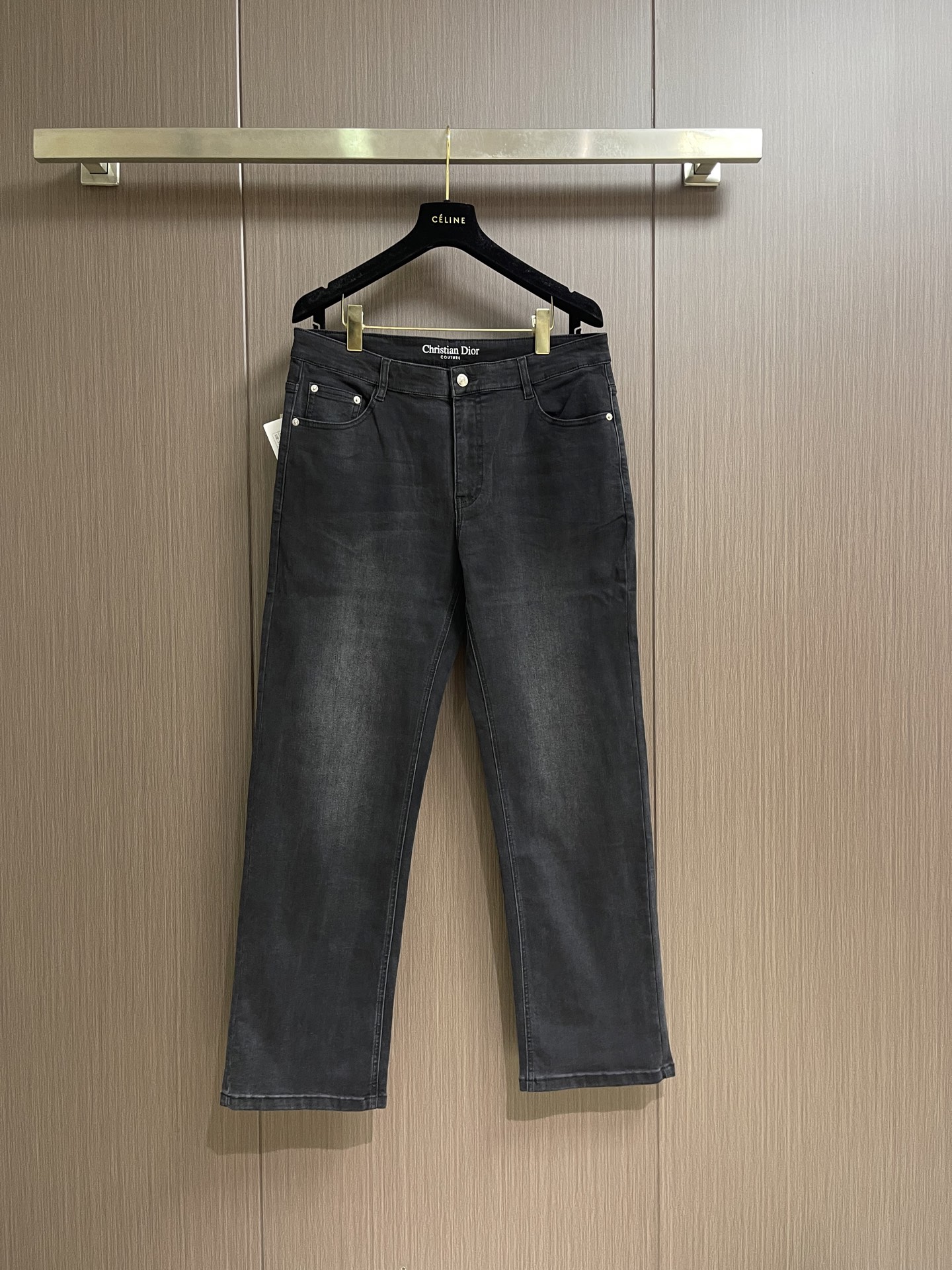 NO:928880,Dior 2026 SS early spring new product series is a universal match weapon. Jeans with leather tags on the back pocket that can be used for commuting, business or leisure travel. Simple and extreme tailoring is the brand's design concept. Imported Turkish denim cow fabric, beautiful color, micro-elastic fabric, versatile and versatile, will not deform or discolor after long-term washing, and the color will become more and more natural as time goes by.  Personality without losing elegance. Sizes 29-30-31-32-33-34-36-38-40, dior,jeans,19860909Dior 2026SS早春新品系列 万能搭配法宝 通勤商务还是休闲出行都可驾驭的后袋皮标牛仔裤 简单极致的版型剪裁是品牌的设计理念.进口土耳其牛仔牛面料,色泽靓丽,微弹力面料,随意百搭,久洗不变形、不变色,经过岁月流逝颜色会越来越自然 个性不失优雅.尺码29-30-31-32-33-34-36-38-40,,dior,jeans,,Men's clothing