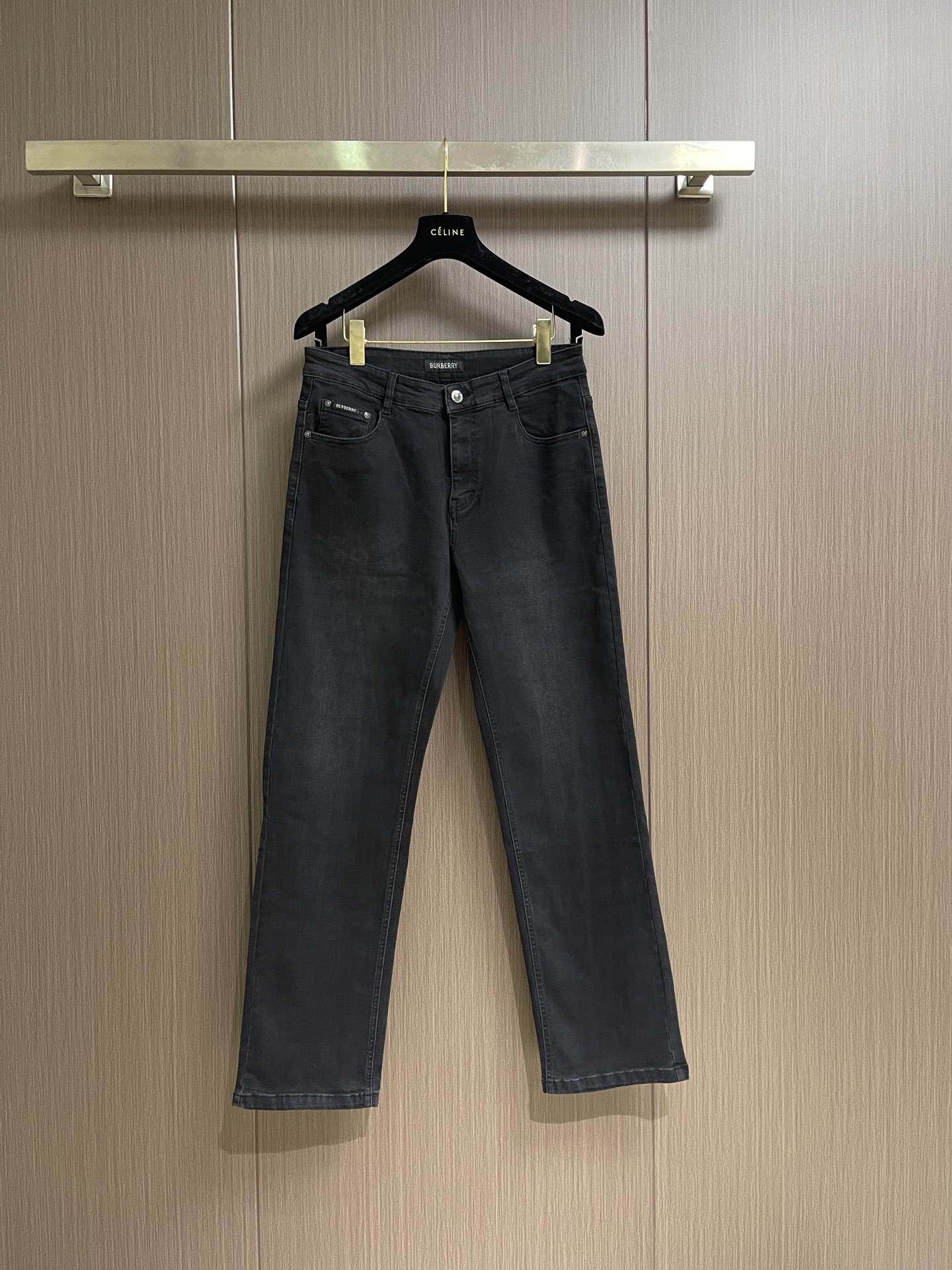 NO:928892,Burberry  War horse logo men's straight jeans, 2026SS new model, one of the must-have items for daily casual wear, low-key and fashionable. Made of custom-woven denim cotton, using long-staple cotton from Xinjiang, with a strong texture, classic denim thick yarn twill fabric, tight texture, ultimate skin-friendly feeling, good moisture absorption and breathability.  Comfortable to wear, the style design is very neat and simple, with a straight cut, a war horse logo on the back pocket, and a classic and unchanged leather nameplate design on the waistband, the sense of class is clear at a glance. Sizes 29-30-31-32-33-34-36-38-40,, burberry, jeans,19860909Burberry 战马徽标男士直筒牛仔裤,2026SS新款,日常休闲穿搭必备的单品之一,低调时髦.客供定织牛仔棉布制作,采用新疆的长绒棉,肌里感强烈,经典牛仔粗支纱斜纹布面,质地紧密,极致的亲肤感,吸湿透气性好,穿着舒适,款式设计十分俐落简洁,直筒版型裁剪,后袋的战马徽标,裤腰经典不变的皮牌铭牌设计,档次感一目了然.尺码29-30-31-32-33-34-36-38-40,,burberry,jeans,,Men's clothing