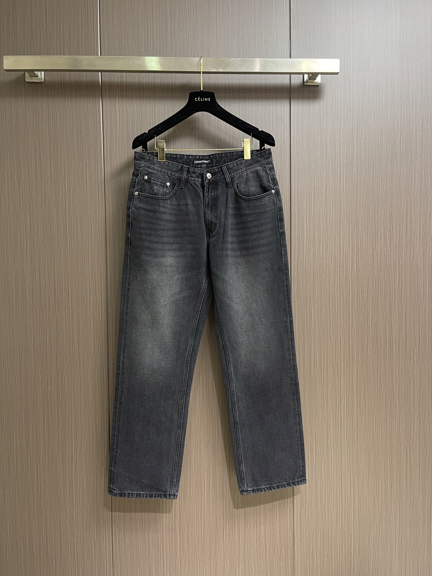 NO:928913,Chrome Hearts CH Cross Hardware Logo Jeans, available in different washes and textures, are very friendly to people with thin legs and thick legs. The straight version is very flattering to the leg shape. The timeless and moderate length makes it easy to match casually. It is the basis of various styles and is a must-have in the wardrobe!  The fabric is stiff but also makes the upper body soft without losing texture. The washing process is even more perfect. It is a must-have item for everyone!  Size 29-30-31-32-33-34-36-38-40,,chrome hearts,chrome hearts,jeans,19860909Chrome hearts CH 克罗心 十字五金标识牛仔裤,不同水洗质感的款式,对腿细腿粗人士十分友好,直筒的版型十分修饰腿型 永不过时的适中长度,搭配起来轻松随意,各种风格的造型基础,衣橱中的必备款！面料硬挺的同时又做到了上身柔软而不失质感的效果,洗水工艺更是做到了极致,人手必备款！尺码29-30-31-32-33-34-36-38-40,,chrome hearts,chrome hearts,jeans,,Men's clothing