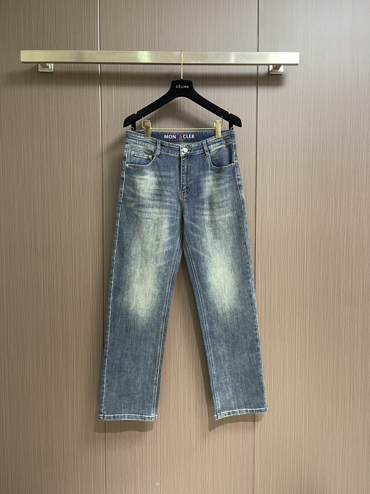 NO:928922,Moncler 2026SS new summer jeans, super versatile and hallmark jeans, made of denim denim. The fabric is made soft through environmentally friendly washing process. The fabric is slightly elastic and more comfortable. The inner edges, engraved hardware buttons, leather tags, and woven wheat accessories are all original products. Straight-leg version, not picky about your figure. Sizes 29-30-31-32-33-34-36-38-40,,jeans,19860909Moncler 2026SS夏季新款牛仔裤,超级百搭、殿堂级的牛仔裤,采用丹宁牛仔布,通过环保洗水工艺使面料变得柔软,面料微弹,舒适度更高,内里包边,刻字五金纽扣、皮牌、织麦辅料全为原厂货.直筒版型,不挑身材.尺码29-30-31-32-33-34-36-38-40,,jeans,,Men's clothing