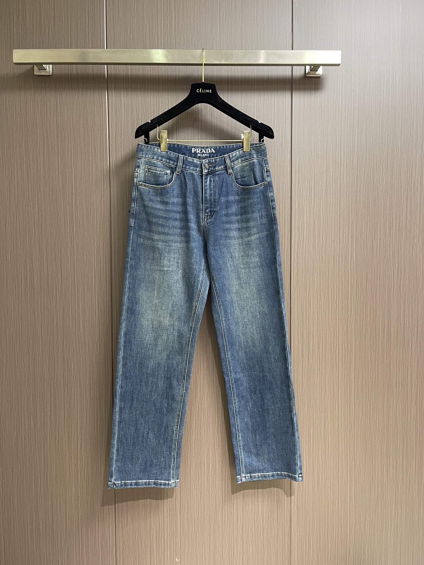 NO:928932,Prada jeans with embossed logo on the back pocket, classic five-pocket trousers, custom-supplied denim, thin and soft material, minimal elasticity laterally, medium wash, very clean and solid color!  Match it with a light-colored top. It can be matched with the same style to create a fashionable look and control various occasions. Customized accessories, complete with three standards, same style for men and women. Sizes 29-30-31-32-33-34-36-38-40, prada, jeans,19860909Prada 后袋压印标识牛仔裤,经典的五袋裤,客供的丹宁,料薄且质软,横向极微弹力,中度水洗,非常干净纯色！跟浅色上衣配一脸.能与同款搭配营造时尚造型,驾驭各种场合,定制辅料,三标齐全,男女同款.尺码29-30-31-32-33-34-36-38-40,,prada,jeans,,Men's clothing