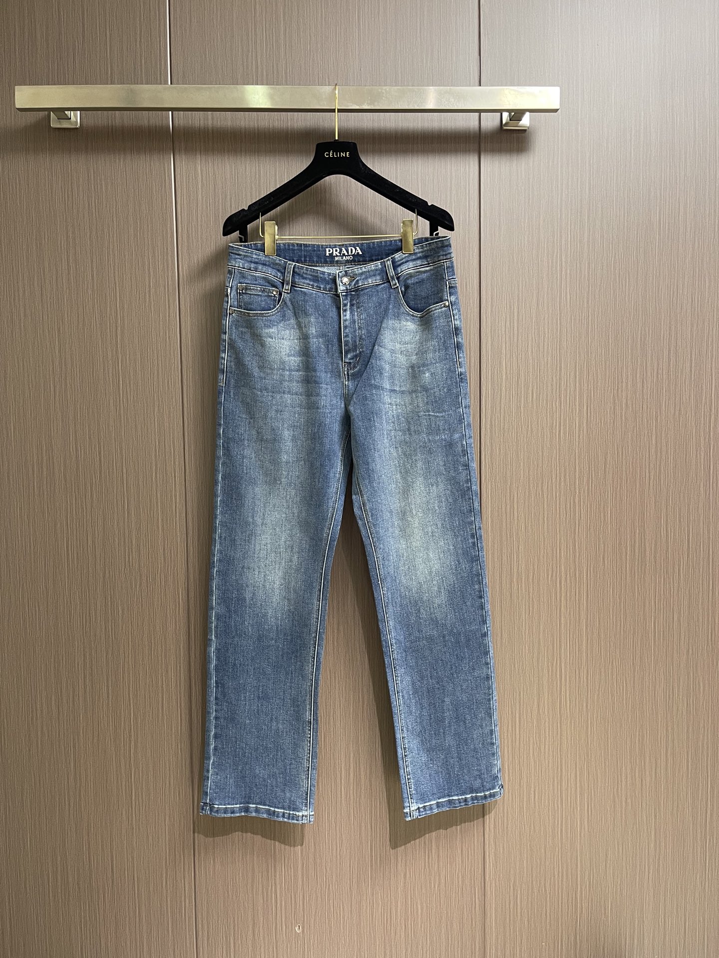 NO:928942,Prada back pocket triangle logo jeans, classic five-pocket trousers, customer-supplied denim, thin and soft material, very slight elasticity laterally, medium wash, very clean and solid color!  Match it with a light-colored top. It can be matched with the same style to create a fashionable look and control various occasions. Customized accessories, complete with three standards, same style for men and women. Sizes 29-30-31-32-33-34-36-38-40, prada, jeans,19860909Prada 后袋三角标识牛仔裤,经典的五袋裤,客供的丹宁,料薄且质软,横向极微弹力,中度水洗,非常干净纯色！跟浅色上衣配一脸.能与同款搭配营造时尚造型,驾驭各种场合,定制辅料,三标齐全,男女同款.尺码29-30-31-32-33-34-36-38-40,,prada,jeans,,Men's clothing