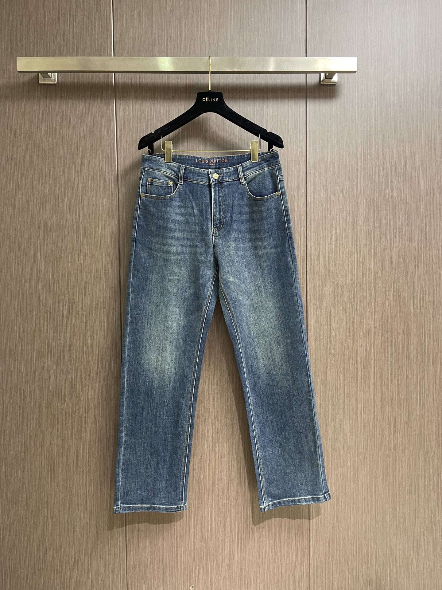 NO:928951,LV 2026ss new early spring jeans, this style of skateboard jeans is made of Japanese precision denim, reinterpreting the classic design with craftsmanship. The LV logo is embroidered on the back pocket, which can be easily matched with various styles. Sizes 29-30-31-32-33-34-36-38-40,, louis vuitton,jeans,19860909LV 2026ss早春新款牛仔裤,本款滑板牛仔裤选用日本精工丹宁布,以匠艺巧思重释经典设计.后袋处以刺绣 LV logo标识,可轻松搭配各式造型.尺码29-30-31-32-33-34-36-38-40,,louis vuitton,jeans,,Men's clothing
