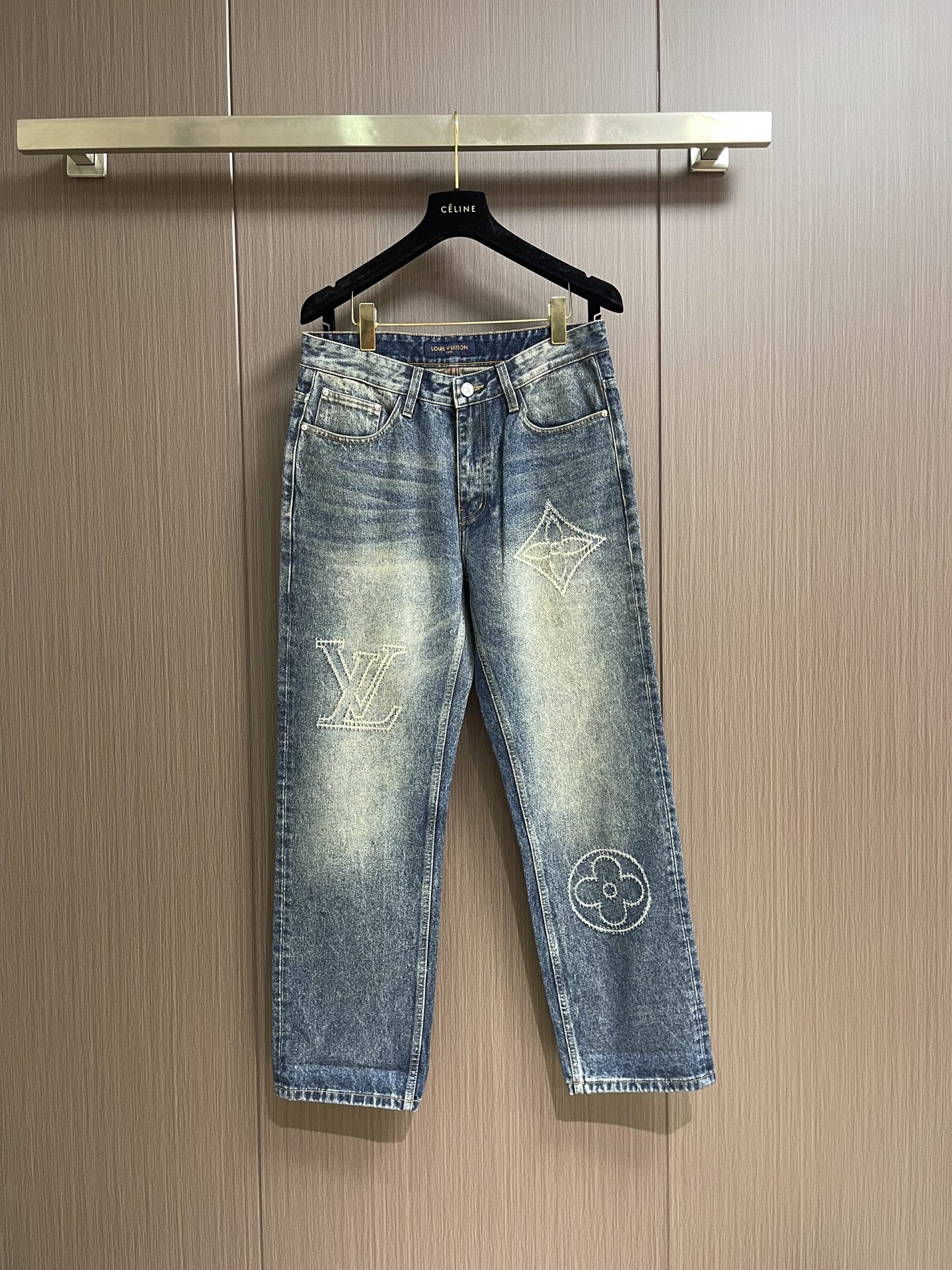 NO:928860,LV jeans with burnt logo, this style of jeans reinterprets the casual skater silhouette with creative details, giving the Monogram decoration a burnt effect. The washed denim fabric adds a leisurely touch and can be paired with the same jacket to create an avant-garde look. Sizes 29-30-31-32-33-34-36-38-40,, louis vuitton, jeans, jackets & coats,19860909LV 烧花logo标识牛仔裤,本款牛仔裤以创意细节重绎率性滑板廓形,令Monogram装饰呈现烧花效果.水洗丹宁面料再添悠闲意味,可与同款夹克共筑前卫造型.尺码29-30-31-32-33-34-36-38-40,,louis vuitton,jeans,jackets & coats,,Men's clothing