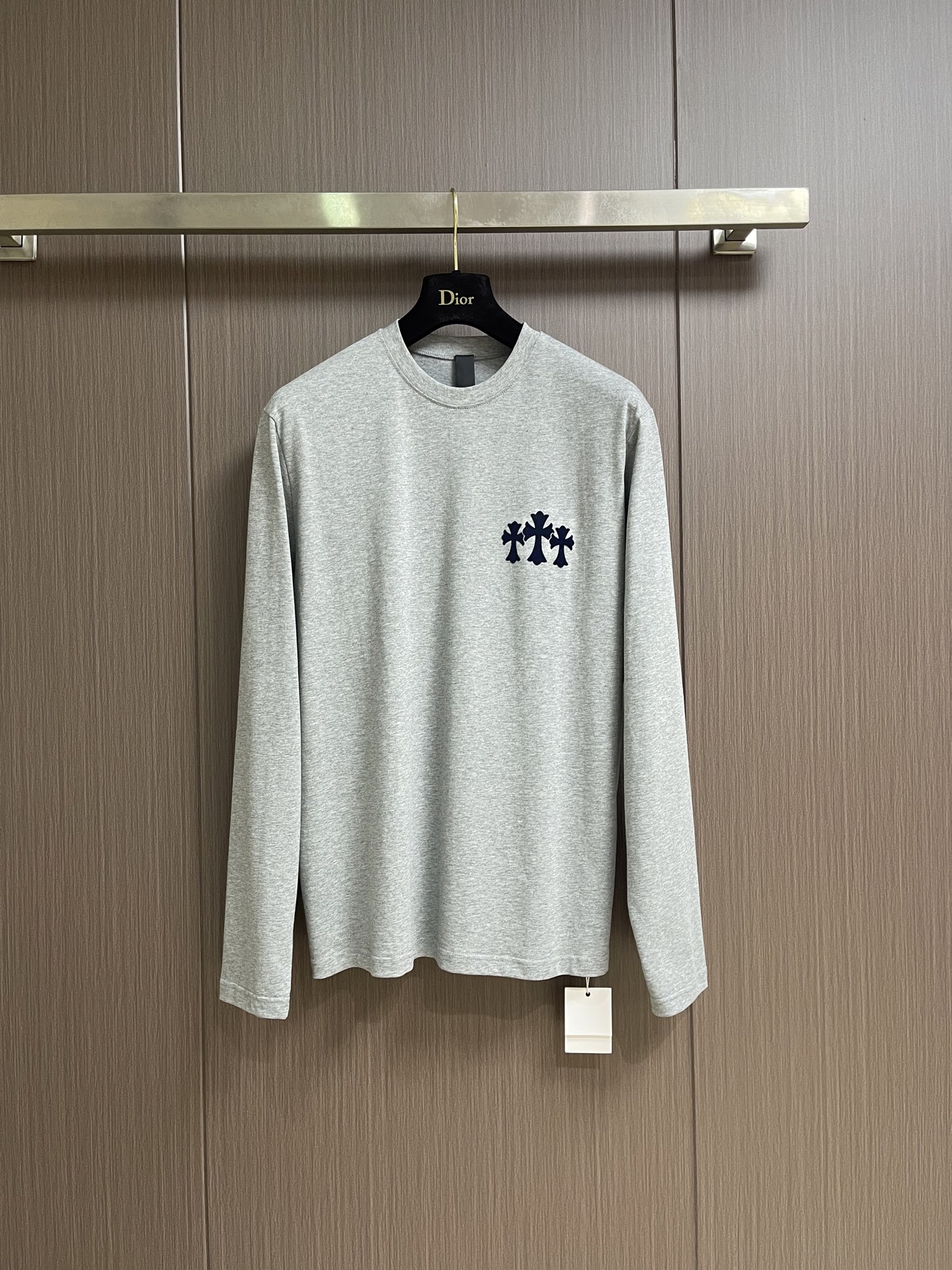 NO:929036,Tops and pants CH Croix heart cross pattern logo series long-sleeved T-shirt and sweatpants suit, flocked cross pattern design, Japanese imported terry jacquard cotton material, thickness and texture can be compared at will... The fabric texture is in place, so the sewing machine used is top-notch German goods, a 7-digit machine, and the wiring is super neat!  !  !  Original hardware provided by customer, both front and back are incomparably beautiful. Sizes S-M-L, chrome hearts, tees, t-shirt,19860909上衣 裤子 CH 克罗心十字花标识系列长袖T恤卫裤套装,植绒十字花设计,日本进口毛圈提花棉料,厚度和质感随意对比....面料质感到位,所以用的车线机都是德国顶级货,一台7位数,走线超级整齐！！！ 客供原厂五金,正反都无敌漂亮.尺码S-M-L,,chrome hearts,tees，t-shirt,,Men's clothing
