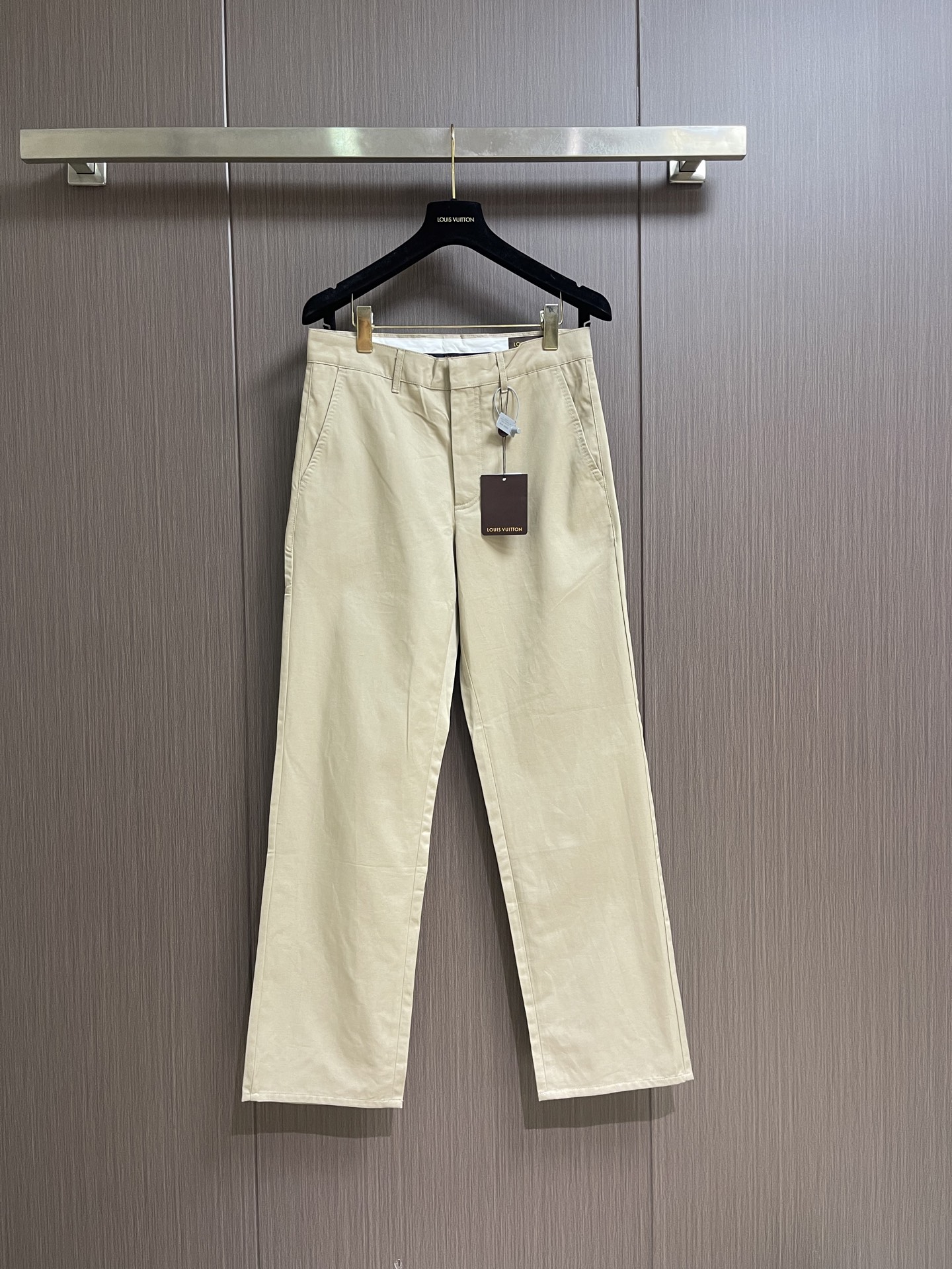 NO:928912,LV  Silk-wool blended casual pants, this style is made of silk-wool blended canvas dipped in restrained tones, and the seam details are used to outline the sophisticated tailoring style. The back pocket is embellished with a VVN leather logo plate, evoking the brand's hard-case heritage in the details. The lustrous luster combined with the light and breathable texture creates a sophisticated piece for the warm season. Pair it with the same style to create a sophisticated look.  It has an elegant and neat overall shape. This model is from the Louis Vuitton Trunk series, which condenses the classic design language of the brand's hard luggage and creates a model for men's wardrobe. Exquisite craftsmanship and exquisite materials complement each other, showing elegance in a calm style, achieving a contemporary iconic style. Size 46485052  Size 46, length of pants 107, size 48, length of pants 108, size 48, length of pants 108, size 99 waist, size 50, length of pants 109, size 50, length of pants 109, size 52, size 52, length of pants 110, size 109, waist 93,,louis vuitton,louis vuitton,19860909LV 丝毛混纺休闲裤,本款为丝毛混纺帆布浸染内敛色调,再借挑缝细节勾勒考究的剪裁风尚.后袋点缀VVN皮革标识牌,于细节间唤起品牌的硬箱传承.莹润光泽结合轻盈透气质感,为温暖季节塑就考究单品.搭配同款,呈现雅致利落的整体造型.本款出自路易威登Trunk系列,凝萃品牌硬箱的经典设计语言,塑造男士衣橱的典范之作.精湛匠艺与考究材质相得益彰,于从容格调之中彰显儒雅,成就当代的标志风范.尺码46485052 46码 裤长107　 臀围94　 腰围78　 48码 裤长108　 臀围99　 腰围83　 50码 裤长109　 臀围104　 腰围88　 52码 裤长110　 臀围109　 腰围93,,louis vuitton,louis vuitton,,Men's clothing
