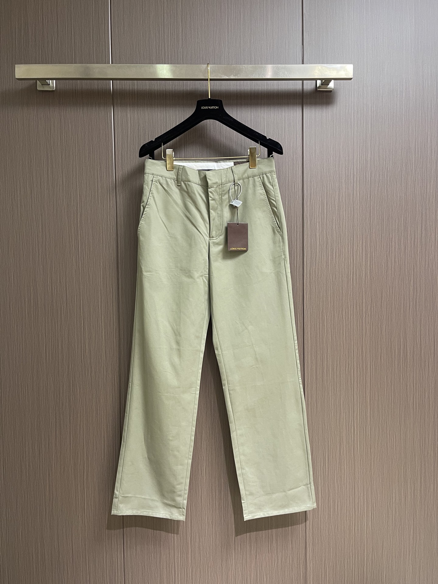 NO:928923,LV  Silk-wool blended casual pants, this style is made of silk-wool blended canvas dipped in restrained tones, and the seam details are used to outline the sophisticated tailoring style. The back pocket is embellished with a VVN leather logo plate, evoking the brand's hard-case heritage in the details. The lustrous luster combined with the light and breathable texture creates a sophisticated piece for the warm season. Pair it with the same style to create a sophisticated look.  It has an elegant and neat overall shape. This model is from the Louis Vuitton Trunk series, which condenses the classic design language of the brand's hard luggage and creates a model for men's wardrobe. Exquisite craftsmanship and exquisite materials complement each other, showing elegance in a calm style, achieving a contemporary iconic style. Size 46485052  Size 46, length 107, hip 94, waist 78, size 48, length 108, hip 99, waist 83, size 50, length 109, size 50, length 109, waist 88, size 52, length 110, hip 109, waist 93,,louis vuitton,louis vuitton,19860909LV 丝毛混纺休闲裤,本款为丝毛混纺帆布浸染内敛色调,再借挑缝细节勾勒考究的剪裁风尚.后袋点缀VVN皮革标识牌,于细节间唤起品牌的硬箱传承.莹润光泽结合轻盈透气质感,为温暖季节塑就考究单品.搭配同款,呈现雅致利落的整体造型.本款出自路易威登Trunk系列,凝萃品牌硬箱的经典设计语言,塑造男士衣橱的典范之作.精湛匠艺与考究材质相得益彰,于从容格调之中彰显儒雅,成就当代的标志风范.尺码46485052 46码 裤长107　 臀围94　 腰围78　 48码 裤长108　 臀围99　 腰围83　 50码 裤长109　 臀围104　 腰围88　 52码 裤长110　臀围109　 腰围93,,louis vuitton,louis vuitton,,Men's clothing