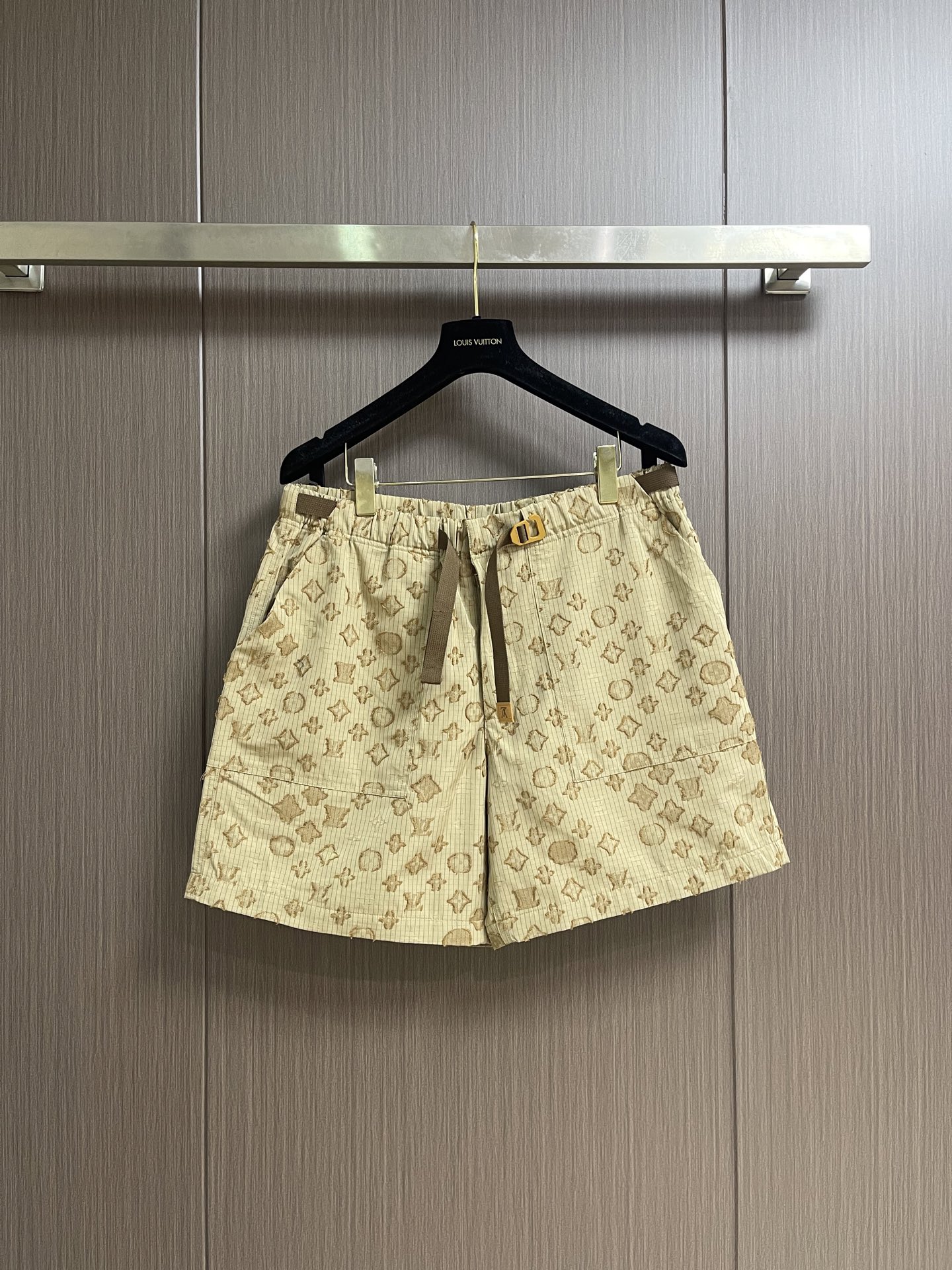 NO:935721,LV Monogram ripstop casual shorts, these waterproof ripstop fabrics are decorated with a soft textured jacquard cut pattern. The camouflage-inspired Monogram Surplus pattern in sandy beige adds a low-key but visually impactful brand logo to everyday looks. Functional details include a comfortable elastic waistband with technical buckles and patch pockets. Match the same series to complete the summer. Size 46-48-50-52 Size 46 Pants length 45 Waist 78 Seat 108  Size 48 Pants length 45.5 Waist 82 Size 50 Pants length 46 Waist 86 Size 52 Pants length 46.5 Waist 90 Sit 120,,louis vuitton,shorts,19860909Lv Monogram 防撕裂休闲短裤,这些防水防撕裂面料饰有柔软质感的提花剪花图案.沙米色系的迷彩灵感 Monogram Surplus 图案为日常造型增添低调却富有视觉冲击力的品牌标识.功能性细节包括舒适的弹性腰带配科技感扣环及贴袋.搭配同系列可组成夏日.尺码46-48-50-52 46码 裤长 45腰围 78 坐围 108 48码 裤长 45.5腰围 82 坐围 112 50码 裤长 46腰围 86 坐围 116 52码 裤长 46.5腰围 90 坐围 120,,louis vuitton,shorts,,Men's clothing