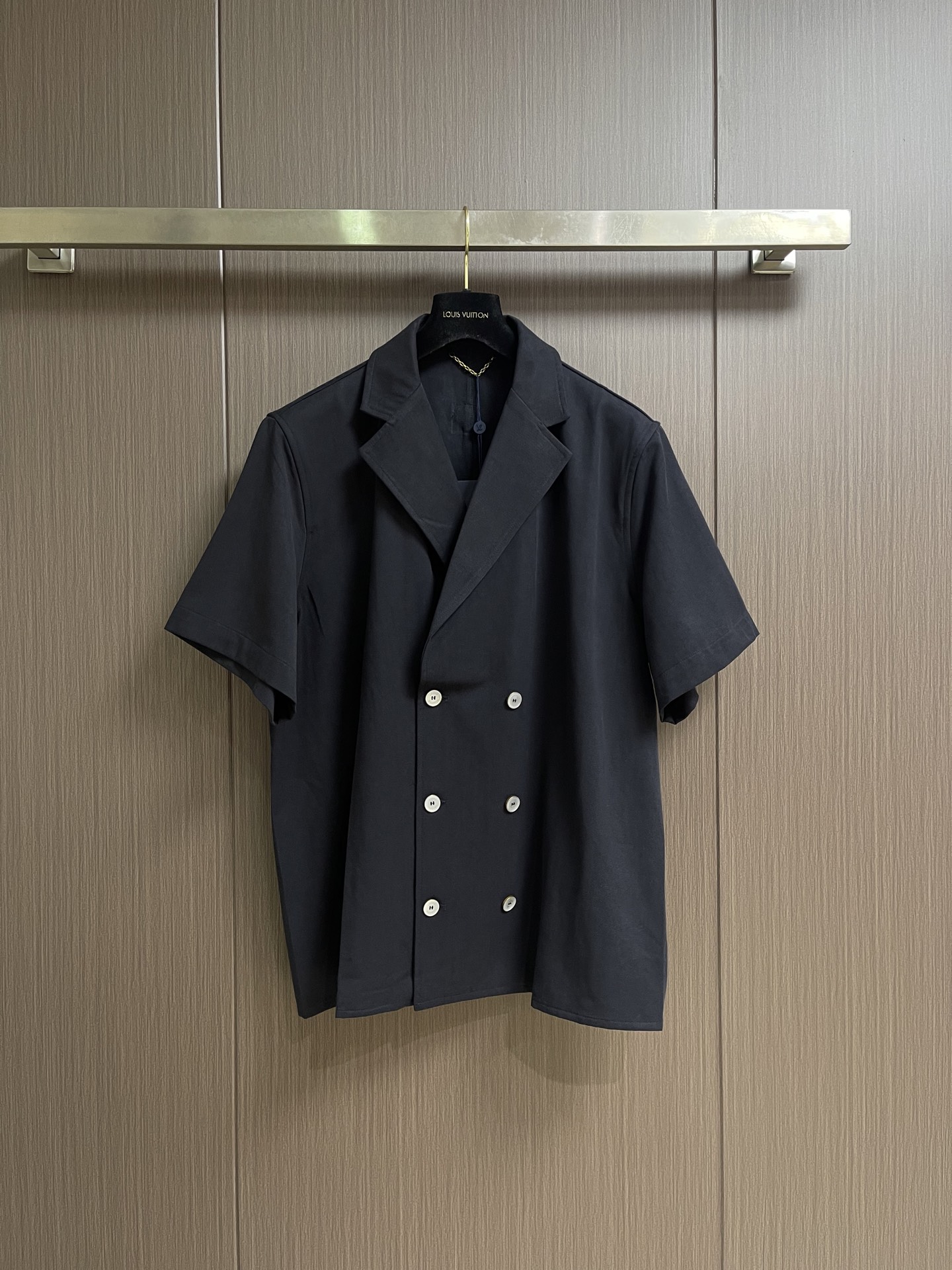NO:935699,Tops Shorts LV double-breasted short-sleeved shirt-shorts suit, this double-breasted design makes it easy to create a fashionable style in urban summer wear. The navy blue linen fabric is light and breathable, and the double-breasted front with notched lapels and pearl buttons injects fresh tailoring highlights into the whole while paying tribute to the elegant style of the era. Paired with the same color to create a neat silhouette. Sizes S-XL 46-52,, louis vuitton, shorts, shirts, T-shirt,19860909上衣 短裤 LV 双排口短袖衬衫短裤套装,这款双排扣让都市夏日穿搭轻松演绎时髦格调.海军蓝亚麻面料轻盈透气,而双排扣前襟搭配缺角翻领与珍珠纽扣,为整体注入清新剪裁亮点,同时致敬年代的优雅风尚.搭配同色系可打造利落轮廓.尺码S-XL 46-52,,louis vuitton,shorts,shirts,T-shirt,,Men's clothing