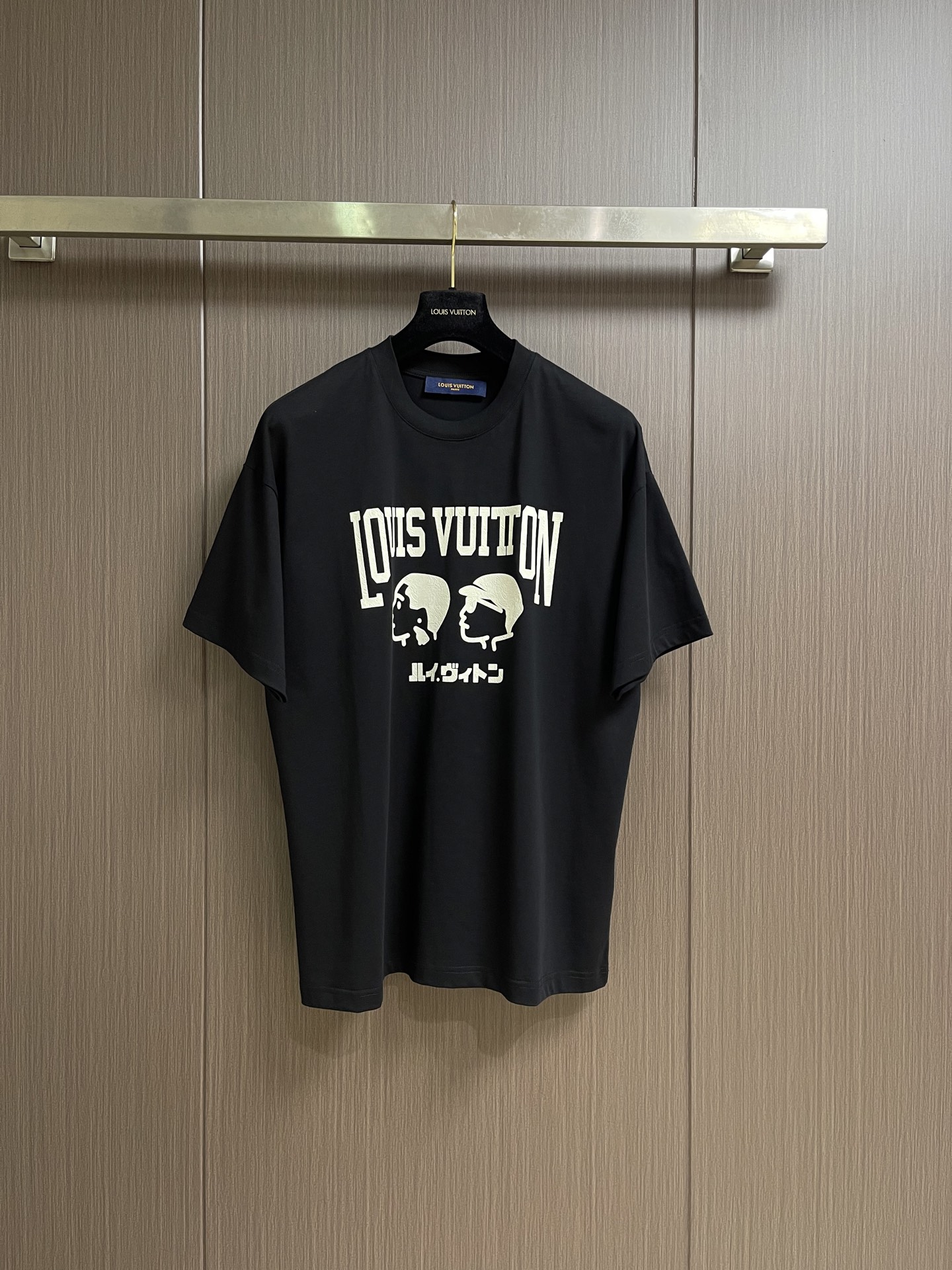 NO:935718,LV 2026SS limited new brand logo printed short-sleeved T-shirt, basic simple and versatile style, the fabric is made of high-weight knitted cotton fabric, soft and solid, perfect texture, sharp contrast, as always loose version, easy for boys and girls to control, same style for men and women. Sizes M-3XL, louis vuitton, T-shirt, tees, t-shirt,19860909LV 2026SS 限定新品logo印花短袖T恤,基础简约百搭款式,面料采用是高克重的针织棉布料,柔软扎实,质感满分,对比鲜明,一如既往的宽松版型,男生女生轻松上身驾驭,男女同款.尺码M-3XL,,louis vuitton,T-shirt,tees，t-shirt,,Men's clothing