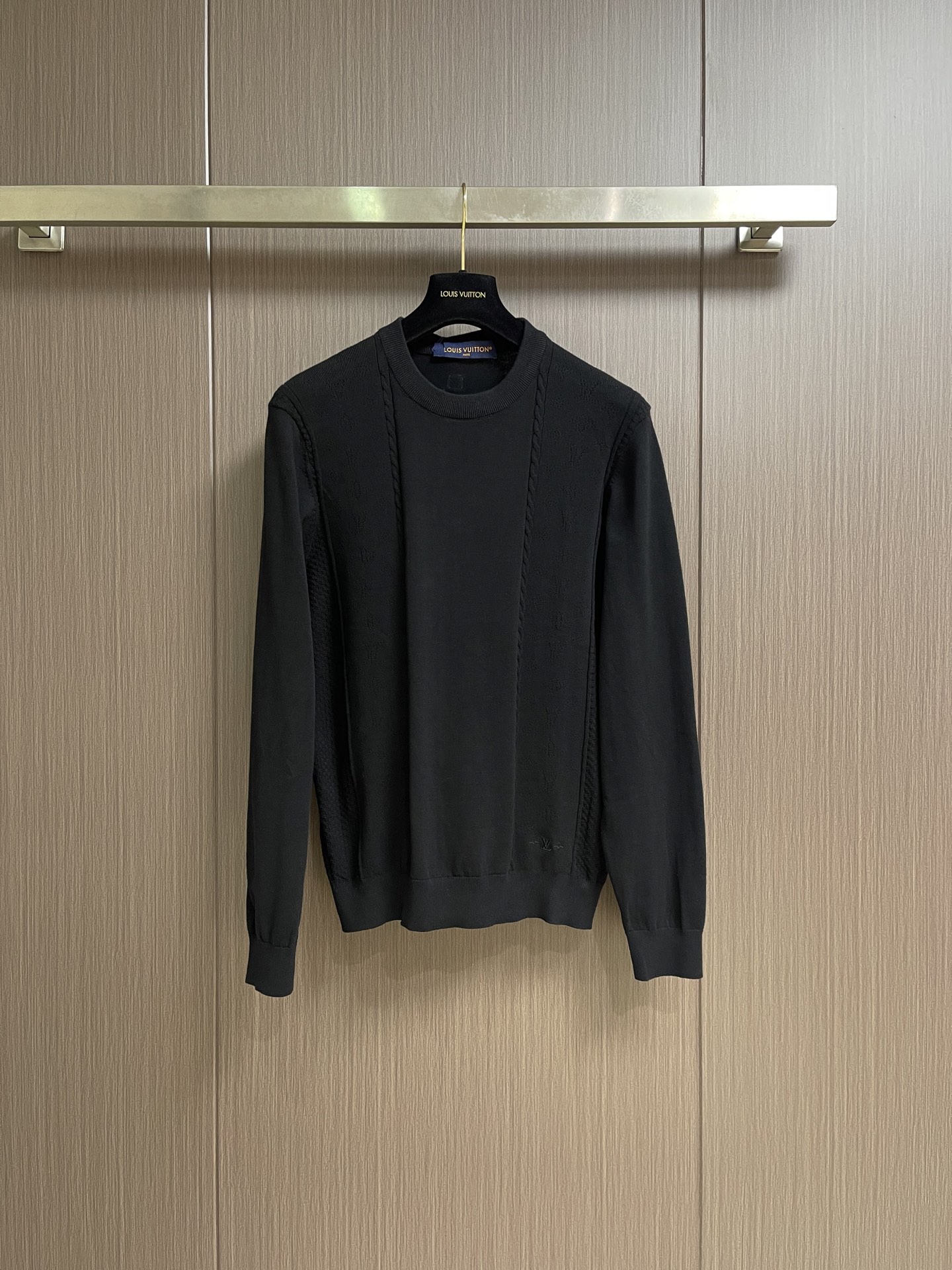 NO:935700,LV  Cotton jacquard mesh logo round-neck long-sleeved T-shirt. We select high-quality cotton fabrics to create this LV round-neck long-sleeved shirt. The fabric uses mesh jacquard technology, with a fine and textured surface texture, excellent breathability, and long-term wear. The front is integrated with a dark jacquard design, and the brand logo is engraved in a low-key manner, which is simple and not exaggerated. The round-neck version is exquisitely crafted, and the collar edge is smooth and tight, not easily deformed; the cuffs and hem are precision gathered.  Edge craftsmanship, fine and even stitching, durable and not easy to loosen. The overall tailoring is neat and fit, and the shoulder lines fit the body shape, taking into account the sense of relaxation and business texture. The solid black color is high-end and versatile, and the precision sewing reduces redundant stitches. It is suitable for daily commuting or casual wear. The soft fabric is skin-friendly and comfortable, and hand washing and maintenance can maintain the shape and texture for a long time. The overall routing is straight and delicate, the fabric is comfortable and soft, and the color is consistent without color difference.  Can be matched with the same style to create a fashionable look, to suit various occasions, customized accessories, complete with three standards!  Sizes S-M-L-XL Size S Length 65 Bust 102 Shoulder width 41 Size M Length 67 Bust 106 Shoulder width 43 Size L Length 69 Bust 110 Shoulder width 45 Size XL Length 71 Bust 114 Shoulder width 47, Louis Vuitton, tees, t-shirt,19860909LV 棉质提花网眼标识圆领长袖T恤,甄选优质棉质面料打造这款LV圆领长袖衫,面料采用网眼提花工艺,表层肌理细腻富有质感,透气性能出众,久穿不闷；前襟融入暗纹提花设计,低调镌刻品牌标识,简约不浮夸.圆领版型做工考究,领边走线平整紧实,不易变形；袖口与下摆采用精密收边工艺,针脚细密均匀,耐穿不易松垮.整体剪裁合身利落,肩部线条贴合身形,兼顾松弛感与商务质感,纯色黑色高级百搭,精工缝制减少多余缝线,日常通勤或者休闲穿搭都适配,轻柔面料亲肤舒适,手洗养护即可长久保持版型质感.整体走线平直细腻,面料舒适柔软,颜色一致无色差 能与同款搭配营造时尚造型,驾驭各种场合,定制辅料,三标齐全！尺码S-M-L-XL S码 衣长 65胸围 102 肩宽 41 M码 衣长 67胸围 106 肩宽 43 L码 衣长 69胸围 110 肩宽 45 XL码衣长 71 胸围 114 肩宽 47,,louis vuitton,tees，t-shirt,,Men's clothing