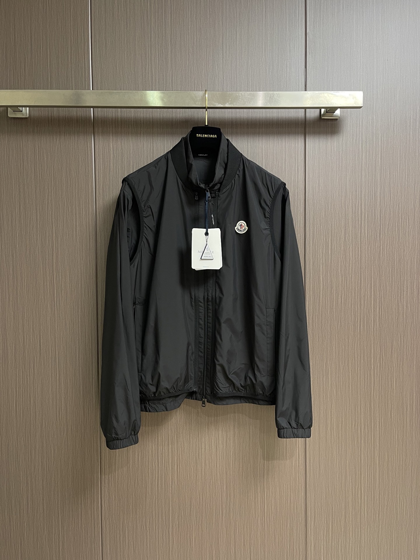 NO:935715,Moncle  Three-in-one detachable jacket. The main body and detachable jacket are both made of polyester fabric. After precision plain weaving and post-finishing processes, the fabric surface is smooth and delicate, and has light and water-repellent properties. The special weaving method makes it light and weightless. At the same time, the fabric has excellent wrinkle resistance and is not prone to stubborn wrinkles in daily wear. It remains smooth and neat after long-term wear. The neckline is made of high-density elastic rib splicing, which is stiff.  It is not easy to collapse, fits the neck tightly, is windproof and temperature-locking. The placket is equipped with a full set of customized zippers, the zipper head is printed with a pattern logo, and the teeth bite smoothly and firmly. There are invisible zipper pockets on both sides, and the bag opening is reinforced with open lines to enhance practicality. It can be freely disassembled and assembled through the zipper opening and closing structure. The pieces fit well and there are no unnecessary bulges after splicing. One garment unlocks three wearing styles, which is full of practicality!  It can be worn as a separate outer layer and is detachable, layered and long-sleeved to create a layered look; combined with the combination, it is thickened and windproof to cope with the cool weather. One set is suitable for a variety of scenes, taking into account texture and flexibility. Size 1-2-3-4 1 size, length 68 Bust 118 Shoulder width 48 Size 2, length 69.5 Bust 122 Shoulder width 49 Size 3, length 71 Bust 126  Shoulder Width 50 Size 4 Length 72.5 Bust 130 Shoulder Width 51,,jackets & coats,jackets & coats,19860909Moncle 三合一可拆卸夹克外套,主体与可拆卸均选用聚酯纤维面料,经过精密平纹织造与后整理工艺,布面平滑细腻,自带轻薄防泼水性能.织法特殊性使其轻盈无负重感.同时面料抗皱性出众,日常穿着不易产生顽固褶皱,久穿依旧平整利落.领口采用高密度弹力罗纹拼接,挺括不易塌陷,紧密贴合颈部防风锁温.门襟处配备全套定制拉链,拉链头印有图案标识,齿牙咬合顺滑稳固.两侧设有隐形拉链口袋,袋口明线加固,强化实用性.与通过拉链开合结构自由拆装,裁片贴合度高,拼接之后无多余凸起.一衣解锁三种穿搭形态,实用性拉满！单独外搭可拆卸,叠穿、长袖打造层次穿搭；将与组合为一体,加厚防风应对微凉天气.一套适配多种场景,兼顾质感与穿搭灵活性.尺码1-2-3-4 1码 衣长 68胸围 118 肩宽 48 2码 衣长 69.5胸围 122 肩宽 49 3码 衣长 71胸围 126 肩宽 50 4码 衣长 72.5胸围 130 肩宽 51,,jackets & coats,jackets & coats,,Men's clothing