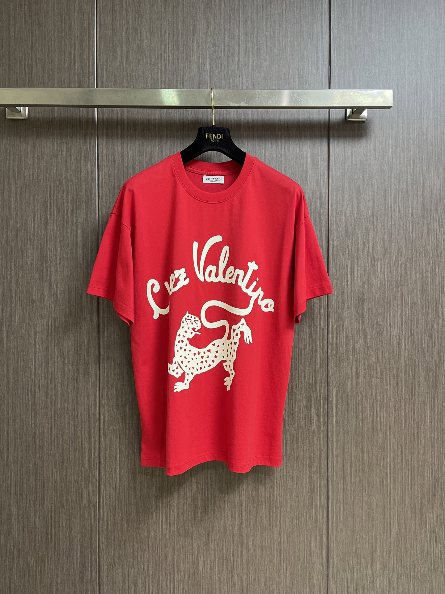 NO:935726,valentino Valentino logo-printed short-sleeved T-shirt with a distinctive logo to add romantic ingenuity. Customized 280g double yarn cotton fabric. Customized thread. Couple model. Tacit pairing. Sweet pairing. Sizes M-3XL,,valentino,valentino,T-shirt,tees,t-shirt,19860909valentino 华伦天奴 徽标印花短袖t恤 搭配鲜明logo 增添浪漫巧思 定制280克双纱棉面料 定制螺纹 情侣款 默契成对 甜蜜成双.尺码M-3XL,,valentino,valentino,T-shirt,tees，t-shirt,,Men's clothing
