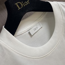 Dior 2026SS春夏新款涂鸦图案圆领短袖T恤,纯棉面料,上身柔软,舒适透气,质感十足!做工精细!饰 Dior 2026SS春夏新款涂鸦图案圆领短袖T恤,纯棉面料,上身柔软,舒适透气,质感十足!做工精细!饰