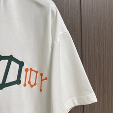Dior 2026SS春夏新款涂鸦图案圆领短袖T恤,纯棉面料,上身柔软,舒适透气,质感十足!做工精细!饰 Dior 2026SS春夏新款涂鸦图案圆领短袖T恤,纯棉面料,上身柔软,舒适透气,质感十足!做工精细!饰