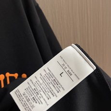 Dior 2026SS春夏新款涂鸦图案圆领短袖T恤,纯棉面料,上身柔软,舒适透气,质感十足!做工精细!饰 Dior 2026SS春夏新款涂鸦图案圆领短袖T恤,纯棉面料,上身柔软,舒适透气,质感十足!做工精细!饰