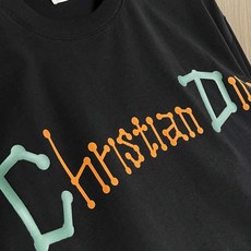 Dior 2026SS春夏新款涂鸦图案圆领短袖T恤,纯棉面料,上身柔软,舒适透气,质感十足!做工精细!饰 Dior 2026SS春夏新款涂鸦图案圆领短袖T恤,纯棉面料,上身柔软,舒适透气,质感十足!做工精细!饰