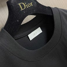 Dior 2026SS春夏新款涂鸦图案圆领短袖T恤,纯棉面料,上身柔软,舒适透气,质感十足!做工精细!饰 Dior 2026SS春夏新款涂鸦图案圆领短袖T恤,纯棉面料,上身柔软,舒适透气,质感十足!做工精细!饰