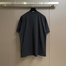 Dior 2026SS春夏新款涂鸦图案圆领短袖T恤,纯棉面料,上身柔软,舒适透气,质感十足!做工精细!饰 Dior 2026SS春夏新款涂鸦图案圆领短袖T恤,纯棉面料,上身柔软,舒适透气,质感十足!做工精细!饰