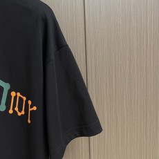 Dior 2026SS春夏新款涂鸦图案圆领短袖T恤,纯棉面料,上身柔软,舒适透气,质感十足!做工精细!饰 Dior 2026SS春夏新款涂鸦图案圆领短袖T恤,纯棉面料,上身柔软,舒适透气,质感十足!做工精细!饰