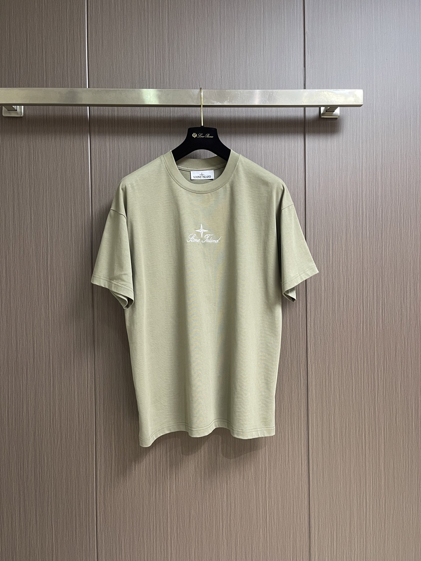 NO:935730,Stone lsland Stone Island's new three-dimensional embroidery short-sleeved T-shirt, 280 grams of heavy cotton fabric. The logo is integrated into the Stone Island classic logo. The whole piece is softly washed and soft without shrinkage. It can be matched with the same style to create a fashionable look and control various occasions. Customized accessories, complete with three labels, same style for men and women!  Size M-3XL,,T-shirt,tees,t-shirt,19860909Stone lsland 石头岛新款立体刺绣短袖T恤,280克重磅纯棉面料 标识融入石头岛经典标识,整件做加柔洗水,柔软无缩率.能与同款搭配营造时尚造型,驾驭各种场合,定制辅料,三标齐全,男女同款！尺码M-3XL,,T-shirt,tees，t-shirt,,Men's clothing