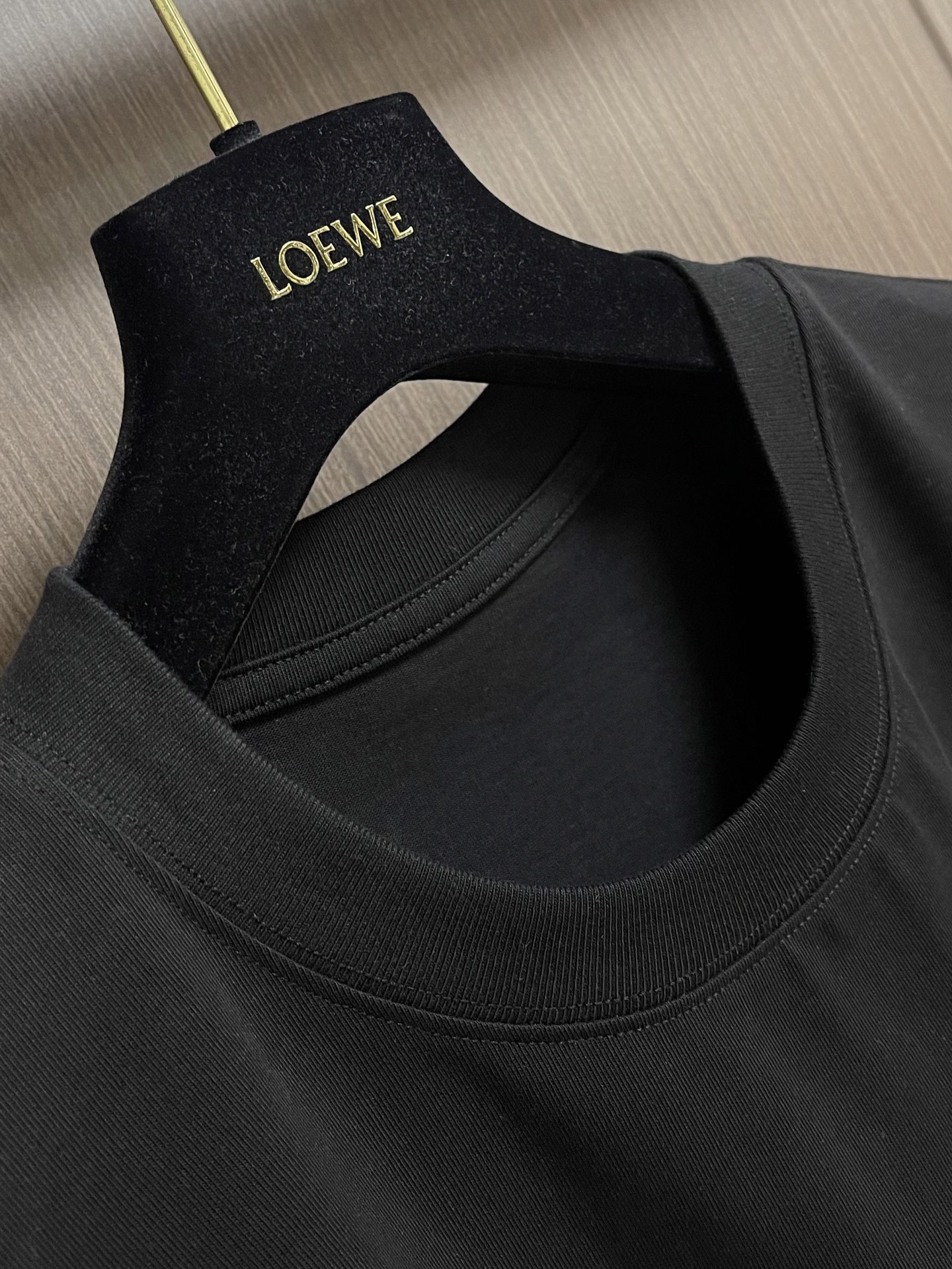 Loewe 经典字母logo刺绣短袖T恤，以精致logo刺绣点睛，简约不简单！细腻刺绣工艺勾勒品牌标志性