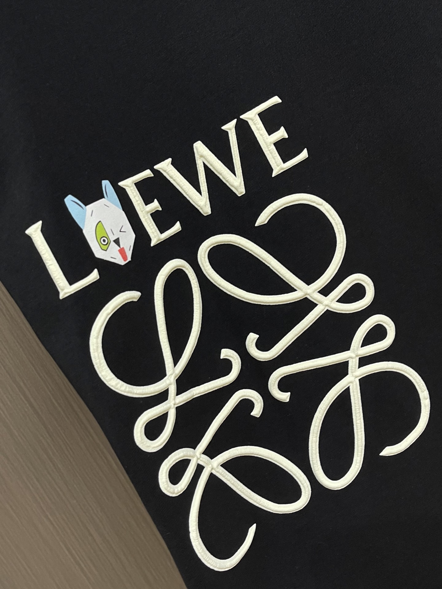 Loewe 经典字母logo刺绣短袖T恤，以精致logo刺绣点睛，简约不简单！细腻刺绣工艺勾勒品牌标志性