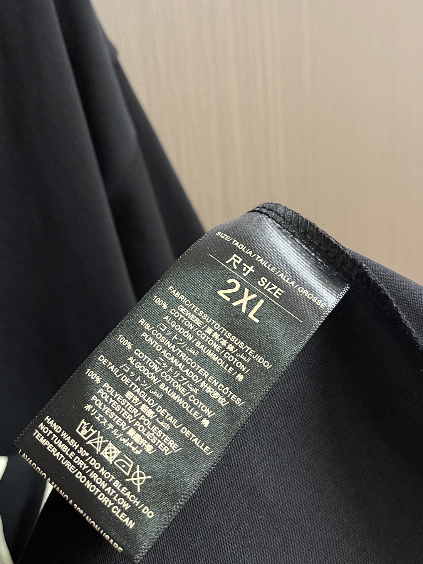 Loewe 经典字母logo刺绣短袖T恤，以精致logo刺绣点睛，简约不简单！细腻刺绣工艺勾勒品牌标志性
