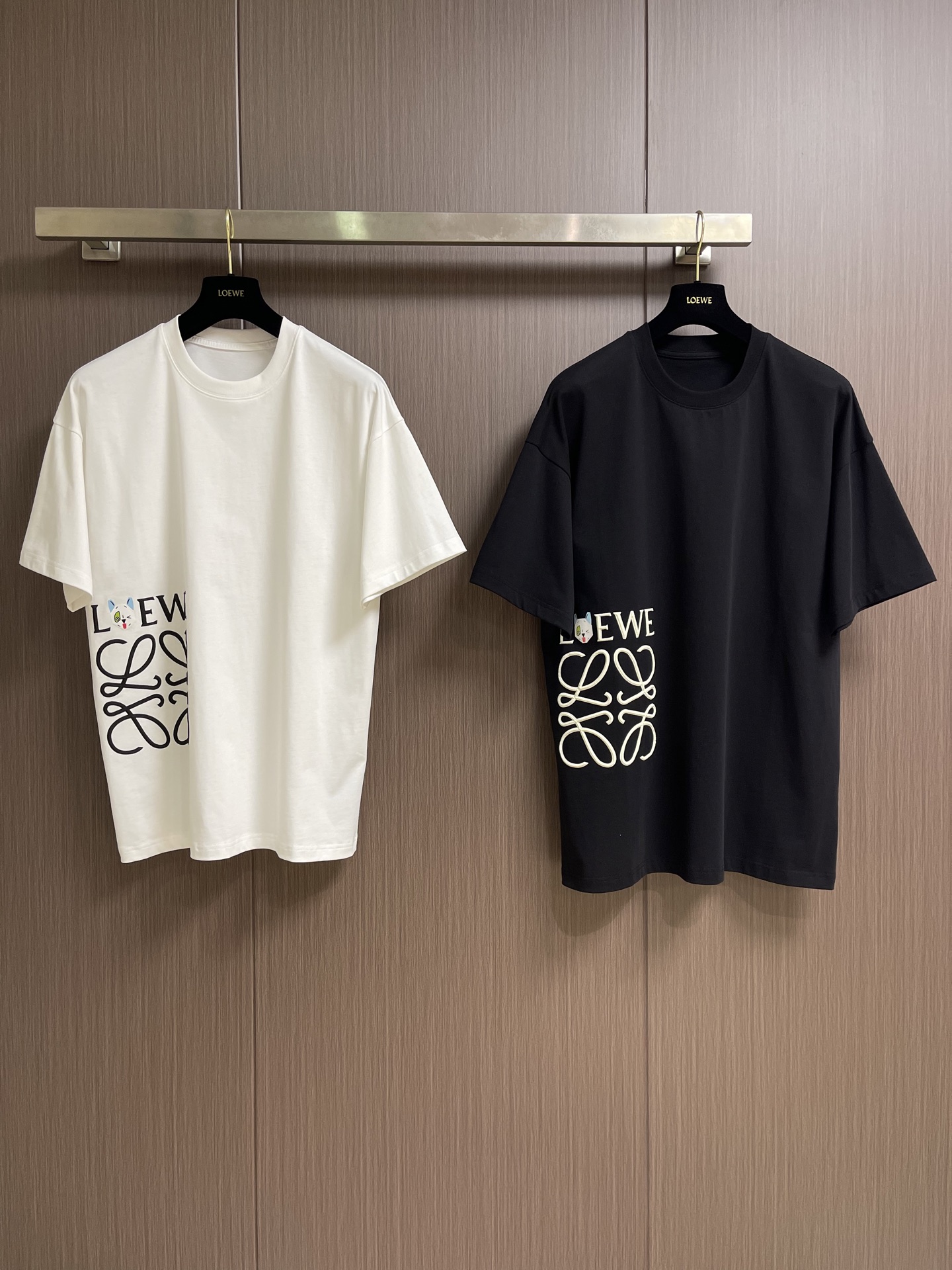 Loewe 经典字母logo刺绣短袖T恤，以精致logo刺绣点睛，简约不简单！细腻刺绣工艺勾勒品牌标志性