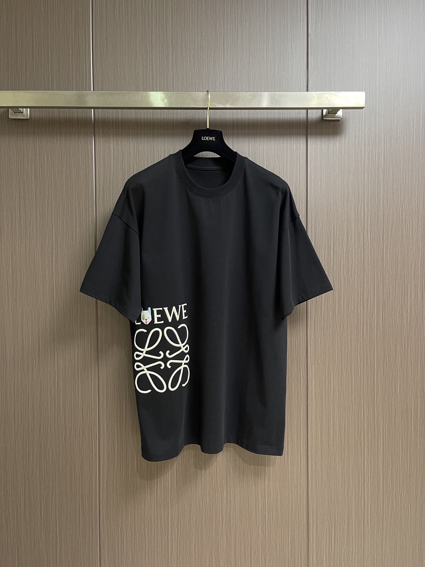 Loewe 经典字母logo刺绣短袖T恤，以精致logo刺绣点睛，简约不简单！细腻刺绣工艺勾勒品牌标志性