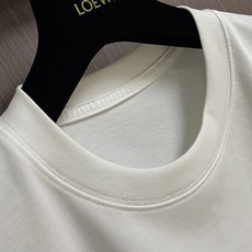 Loewe 经典字母logo刺绣短袖T恤,以精致logo刺绣点睛,简约不简单!细腻刺绣工艺勾勒品牌标志性 Loewe 经典字母logo刺绣短袖T恤,以精致logo刺绣点睛,简约不简单!细腻刺绣工艺勾勒品牌标志性