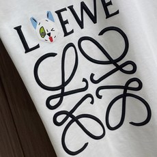 Loewe 经典字母logo刺绣短袖T恤,以精致logo刺绣点睛,简约不简单!细腻刺绣工艺勾勒品牌标志性 Loewe 经典字母logo刺绣短袖T恤,以精致logo刺绣点睛,简约不简单!细腻刺绣工艺勾勒品牌标志性