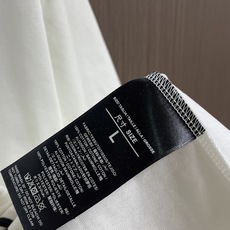 Loewe 经典字母logo刺绣短袖T恤,以精致logo刺绣点睛,简约不简单!细腻刺绣工艺勾勒品牌标志性 Loewe 经典字母logo刺绣短袖T恤,以精致logo刺绣点睛,简约不简单!细腻刺绣工艺勾勒品牌标志性