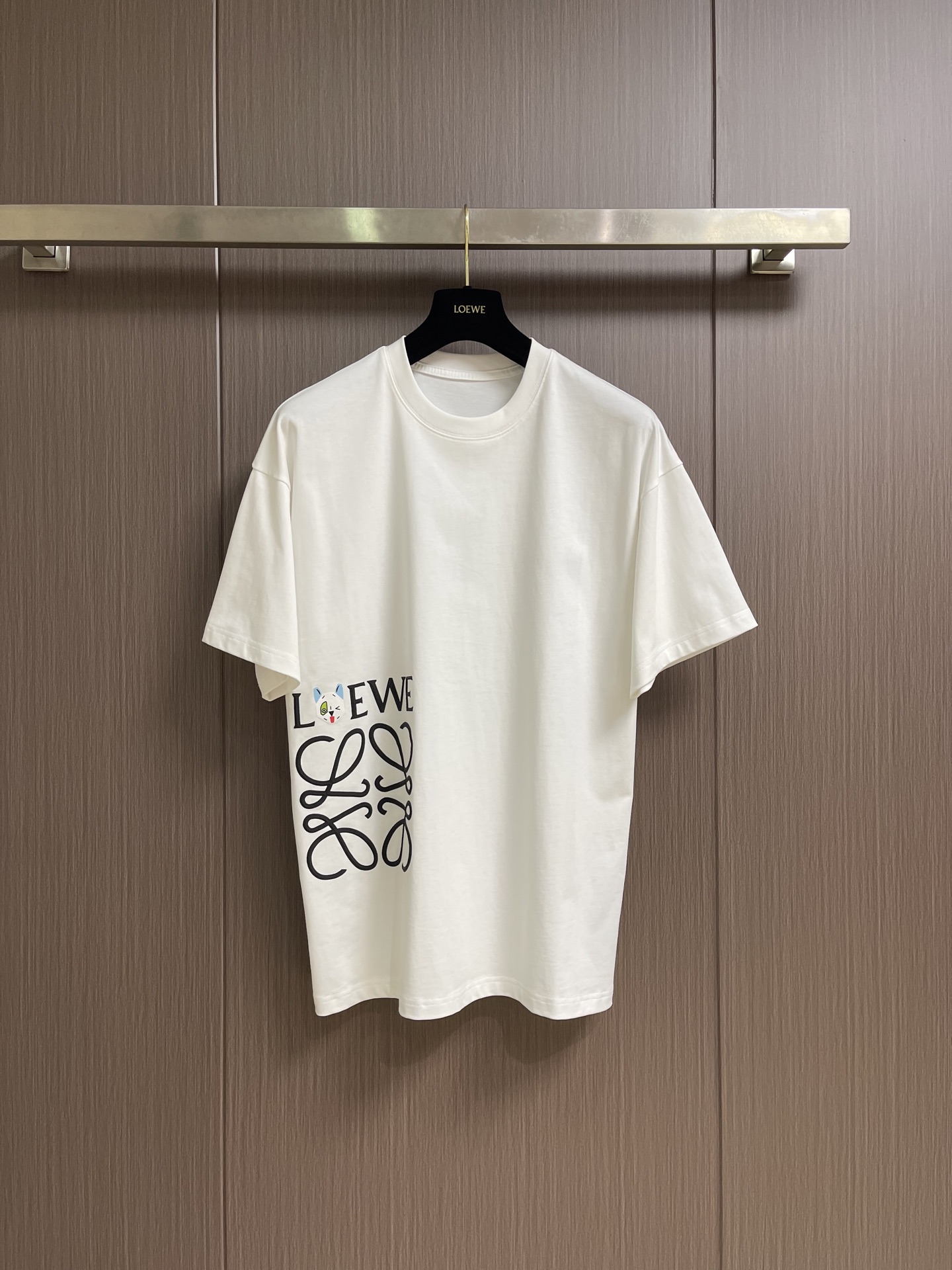 Loewe 经典字母logo刺绣短袖T恤，以精致logo刺绣点睛，简约不简单！细腻刺绣工艺勾勒品牌标志性