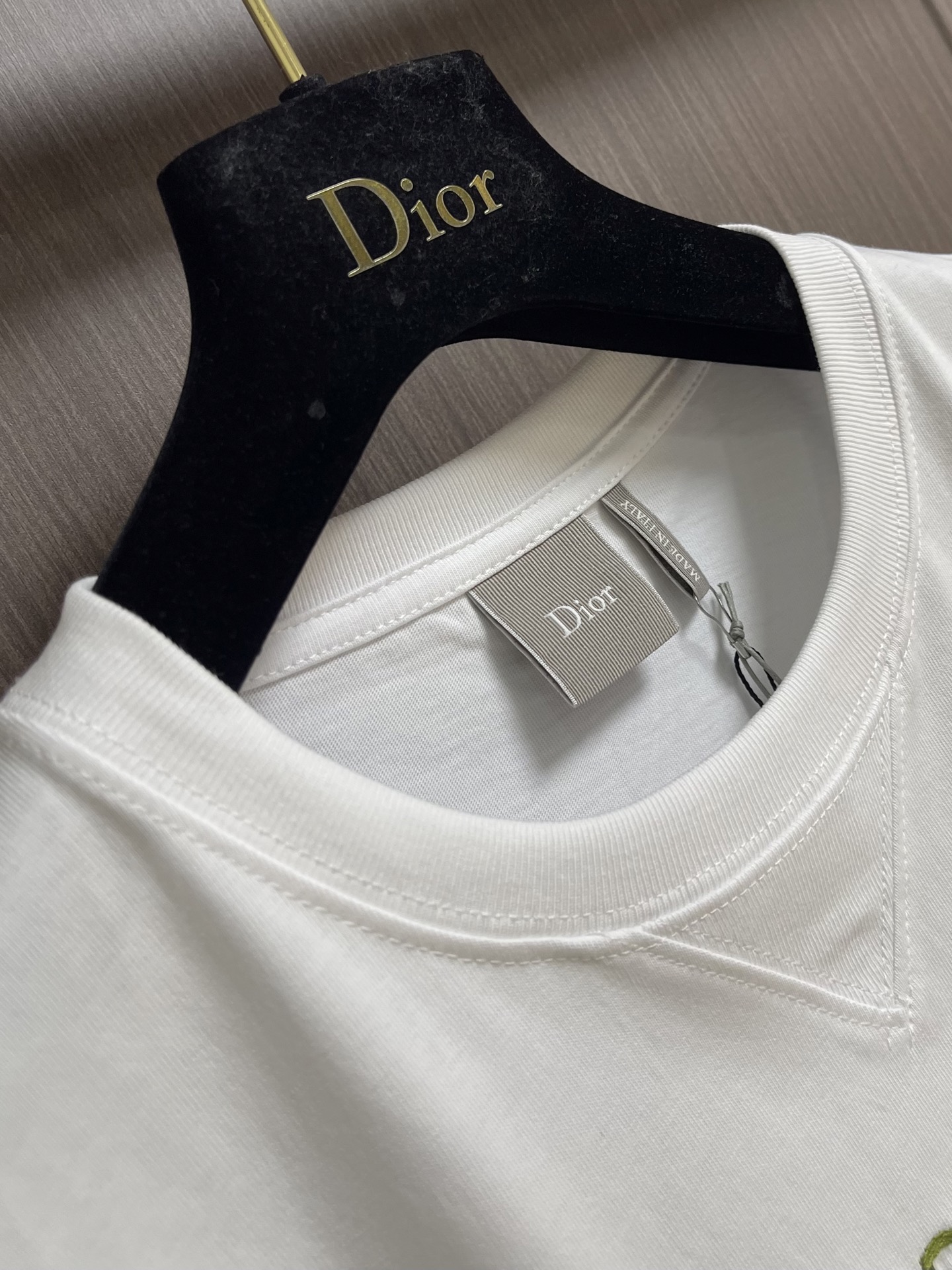 Dior 花豹刺绣圆领短袖T恤，用白色棉质平纹针织面料精心制作，平纹针织结构赋予了面料轻盈透气、亲肤柔软