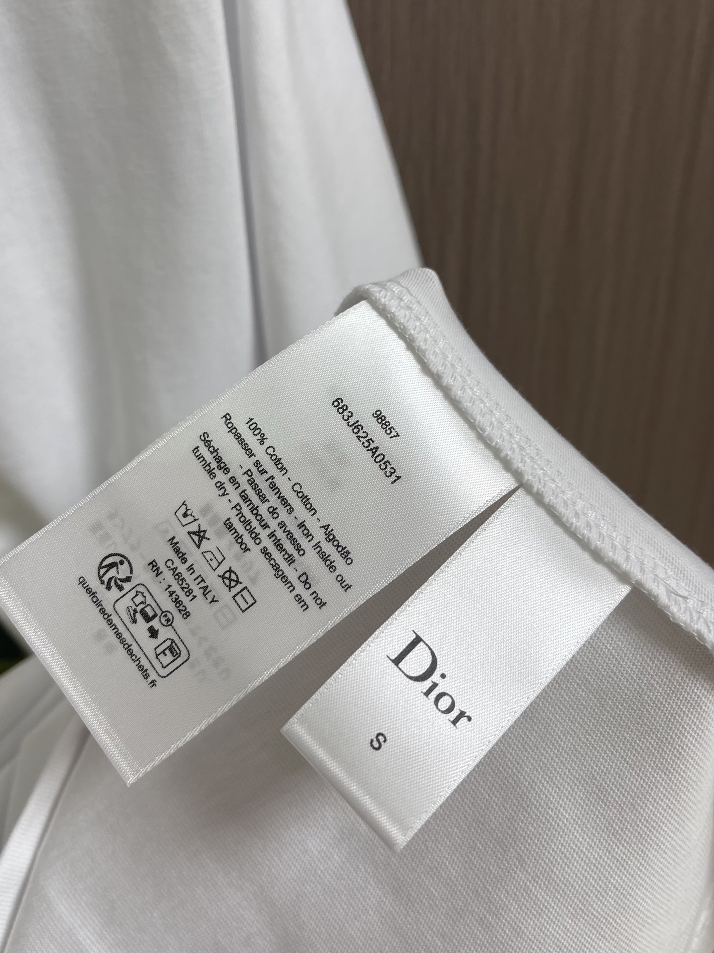Dior 花豹刺绣圆领短袖T恤，用白色棉质平纹针织面料精心制作，平纹针织结构赋予了面料轻盈透气、亲肤柔软